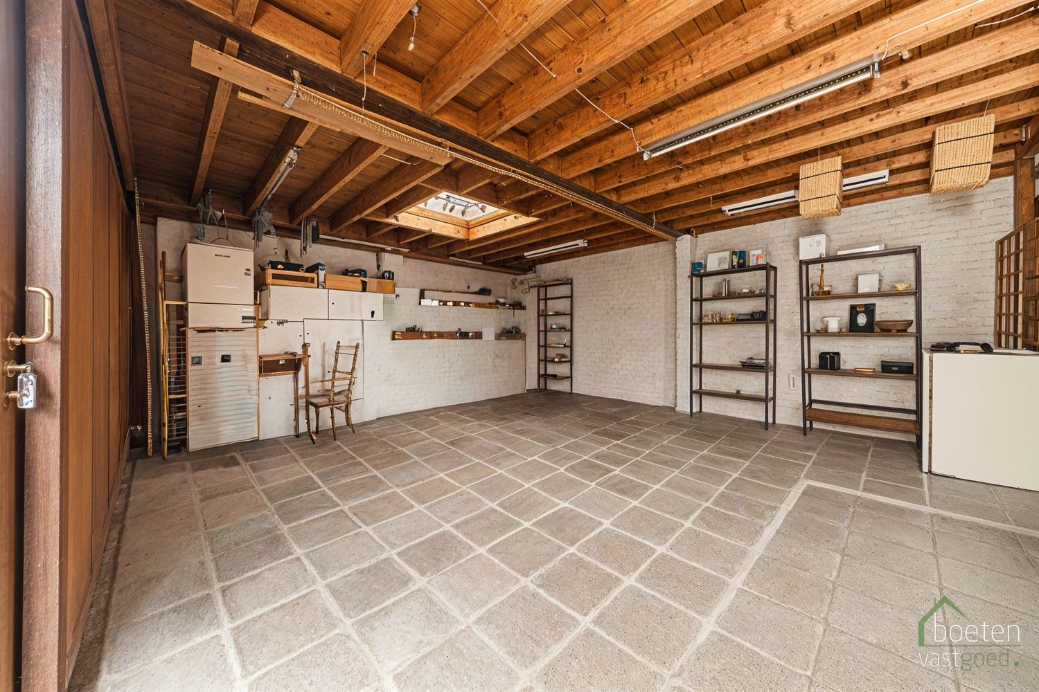 VEURNE: Heel degelijk woonhuis, met zeker enkele nodige werken maar anderzijds ook met leefbaar comfort, 4 slpks, zonnig terras en dubbele garage. foto 17