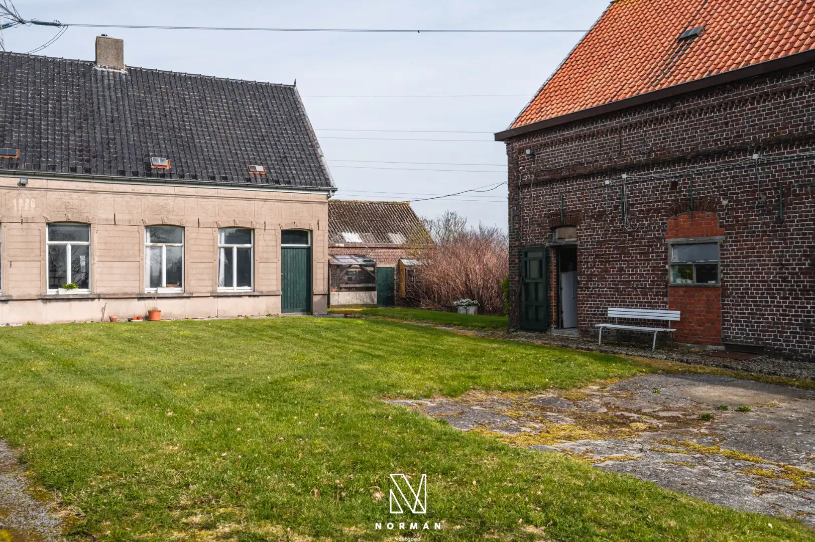 Unieke erfgoedhoeve op 33400 m² met dreef, bijgebouwen en landelijke vergezichten foto 32