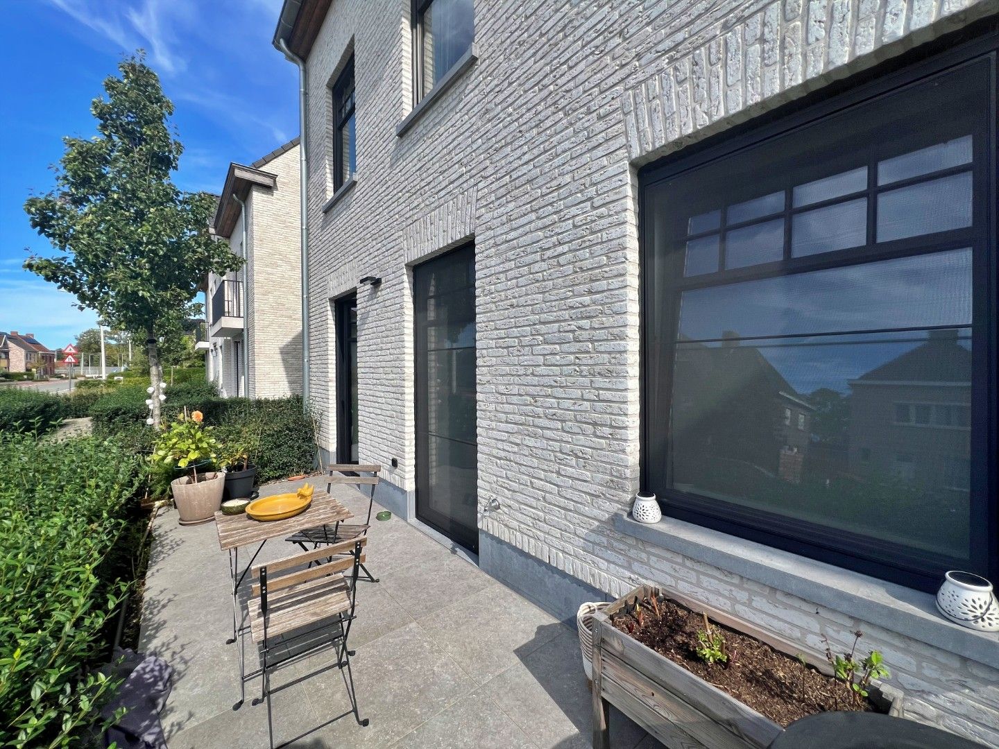 Gelijkvloers 2-slaapkamer appartement met terras, carport en staanplaats foto 16