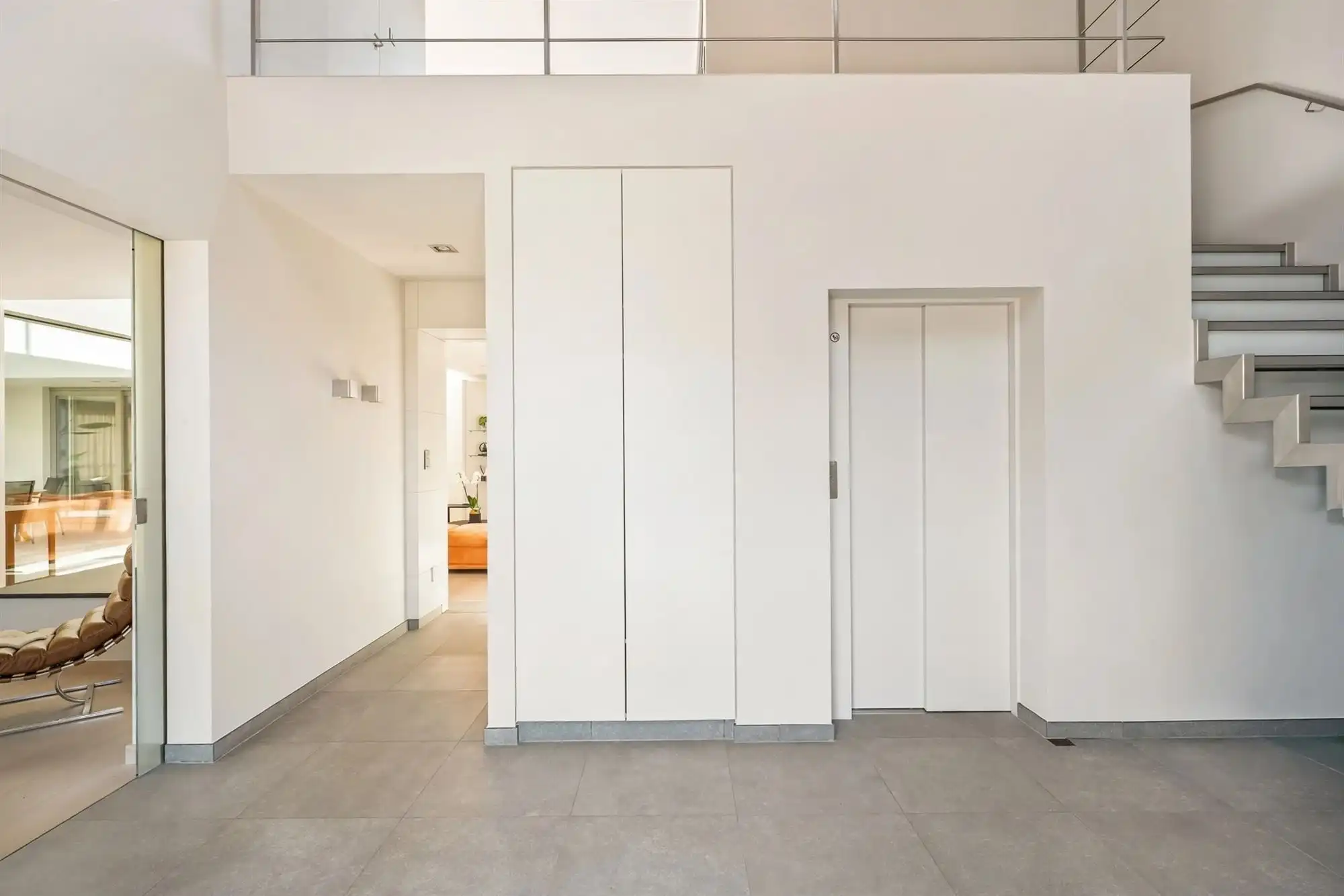 Knappe villa rond een glazen patio met gastenvleugel en 2 liften foto 5