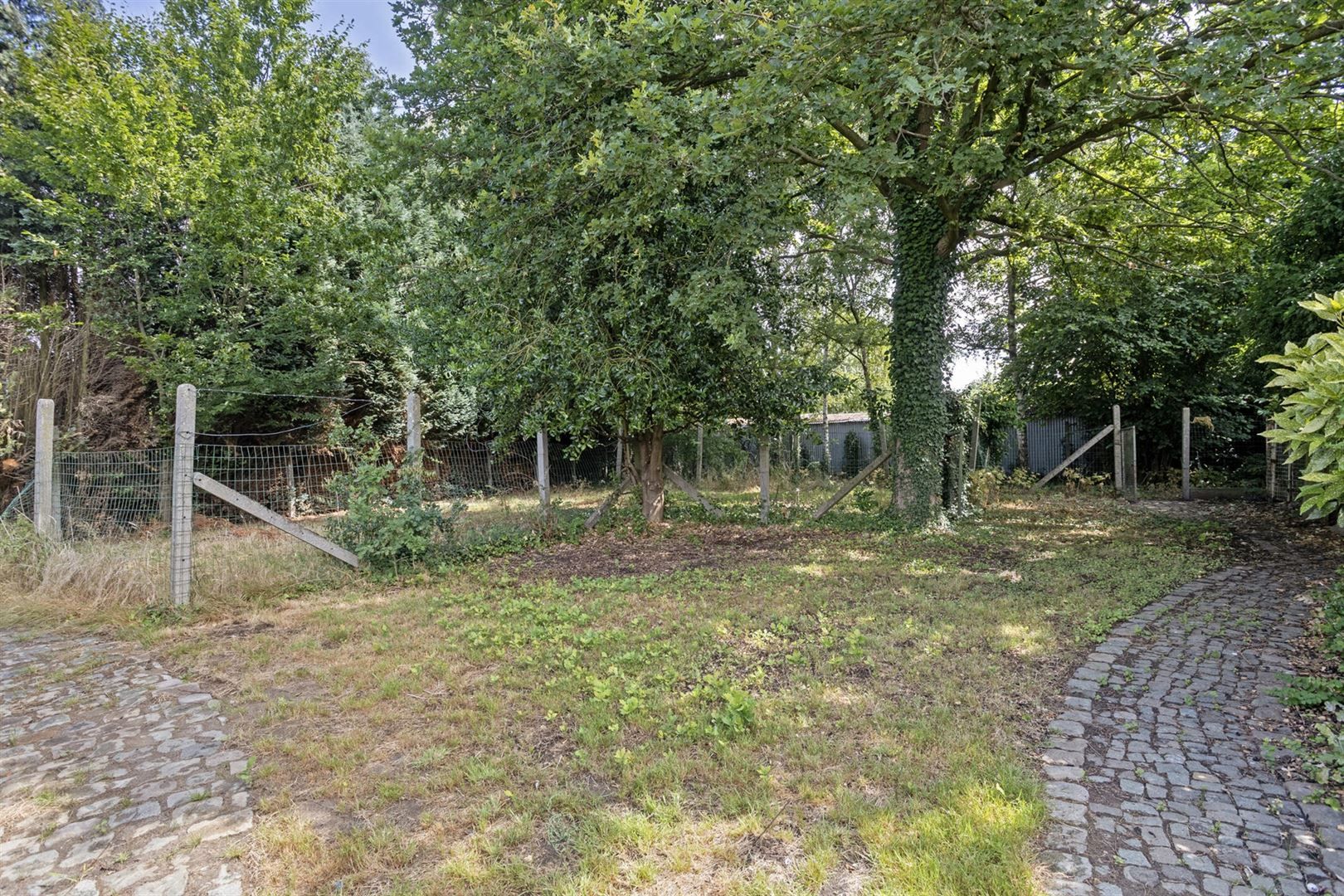 TE KOOP: Te renoveren woning op een perceel van 11a33ca! foto 25