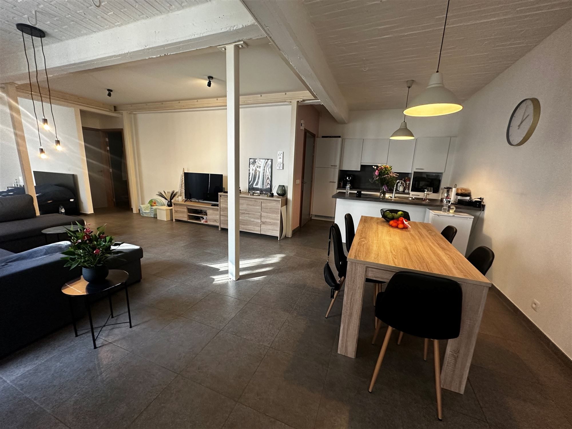 ZEER KNAP GERENOVEERD GELIJKVLOERS APPARTEMENT IN CENTRUM BERINGEN foto 2