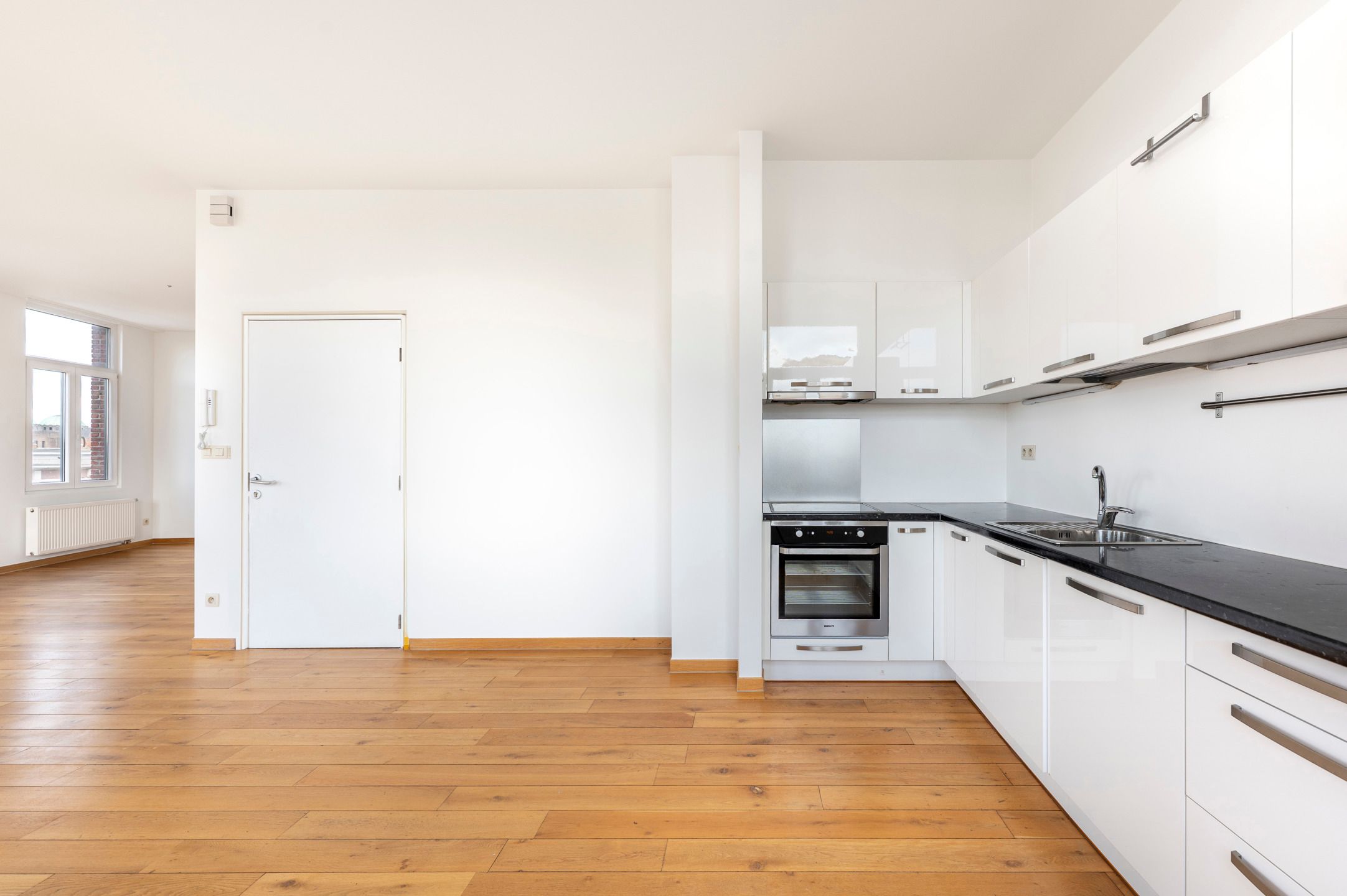 Licht, ruim en instapklaar appartement in art-deco gebouw foto 2