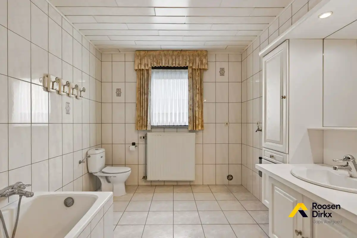 Vrijstaande en degelijke gezinswoning met 300m² bewoonbare oppervlakte en mogelijk 5 slaapkamers op perceel van 974m² foto 20