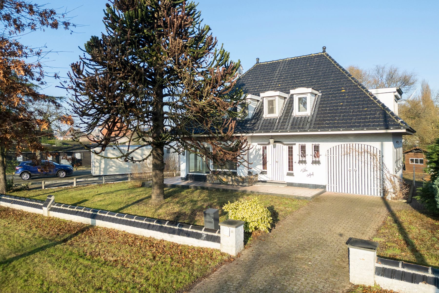 Hoofdfoto van de publicatie: Charmante, te renoveren villa met 4 slaapkamers in Eeklo