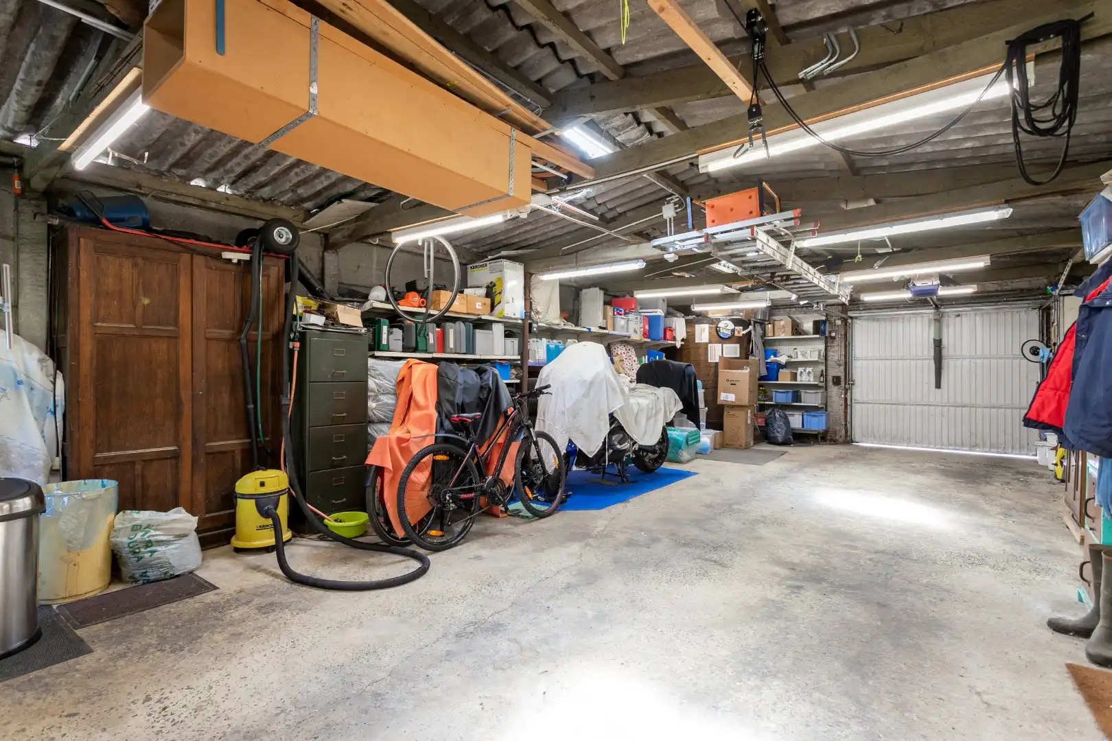 Verzorgde gezinswoning met 5 slpk en garage foto 24