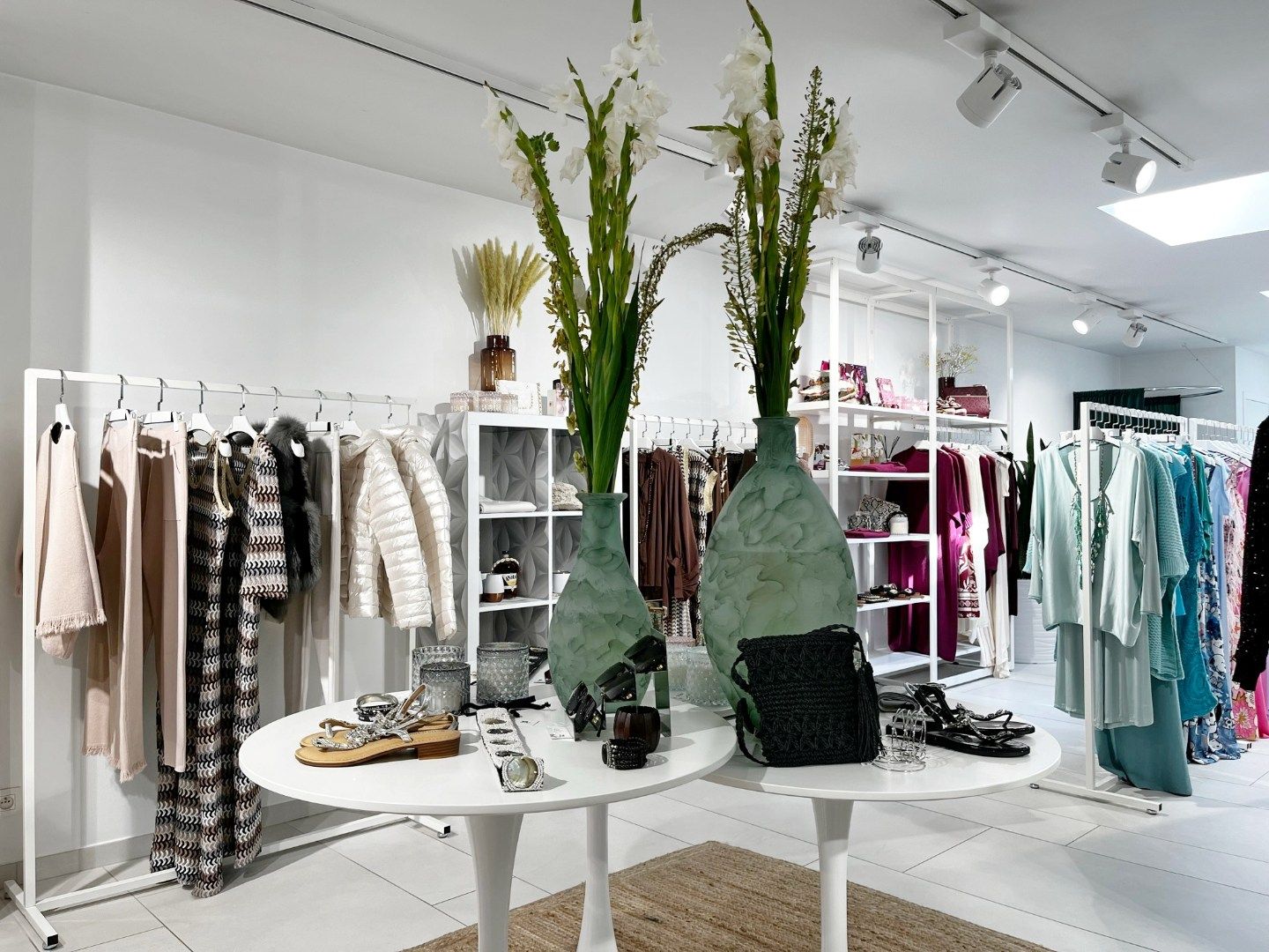 volledig vernieuwde zonnerijke winkel Lippenslaan 318  foto 3