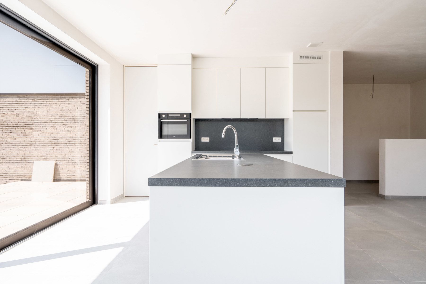 Prachtige nieuwbouwwoning in heel rustige straat te koop! foto 8