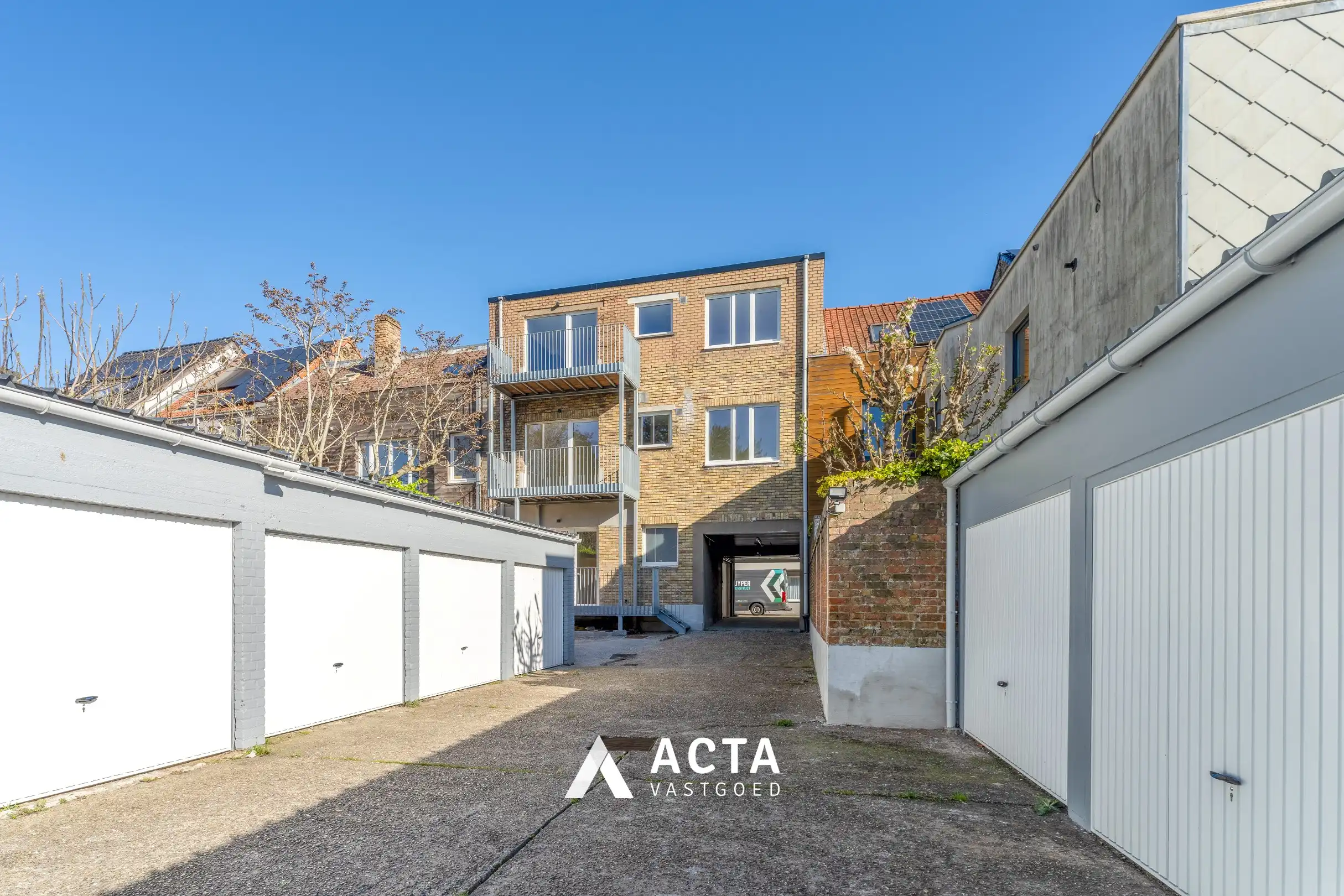 Garagecomplex met garageboxen en standplaats foto 4