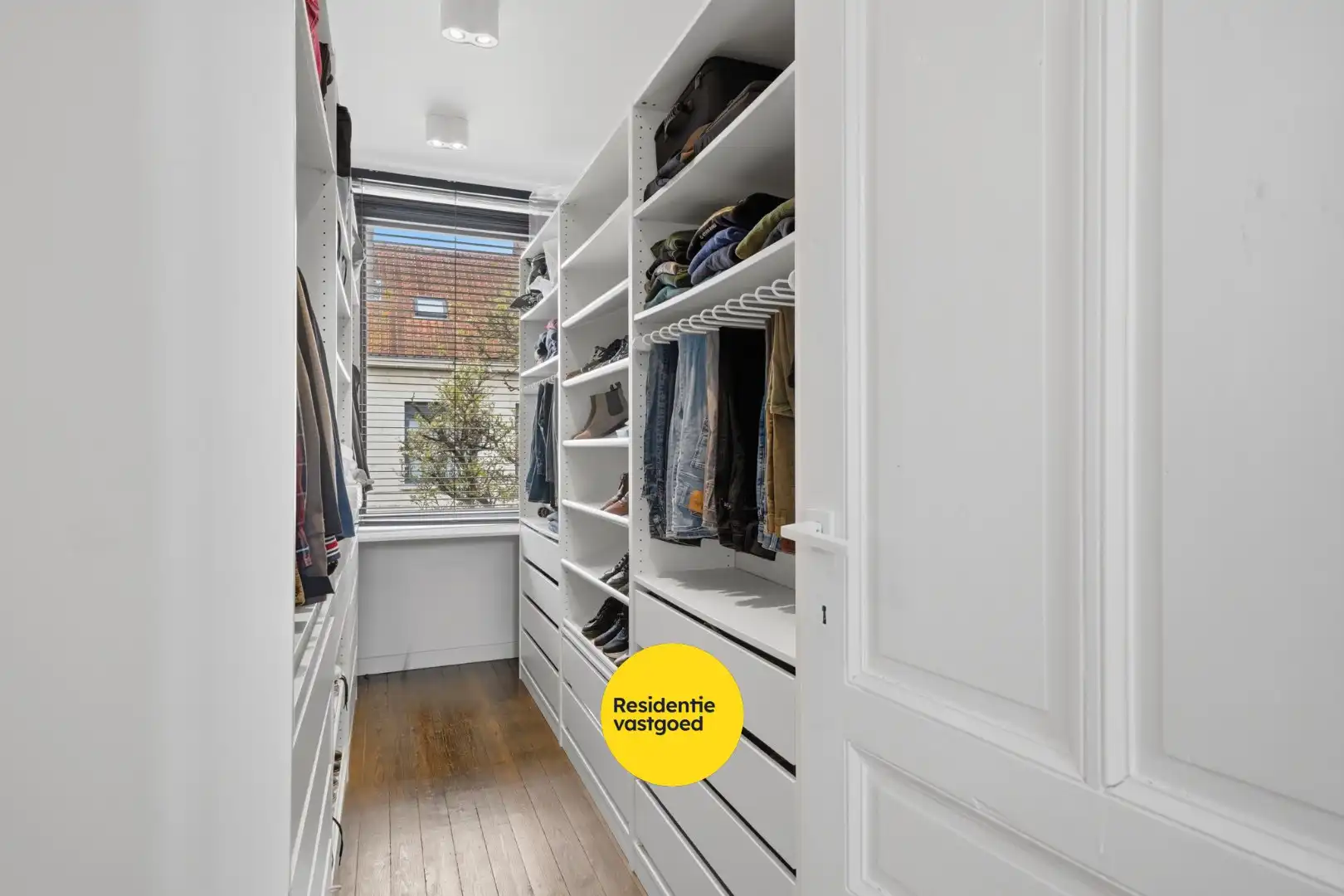 Volledig gerenoveerde woning met zonnige buitenruimte foto 17