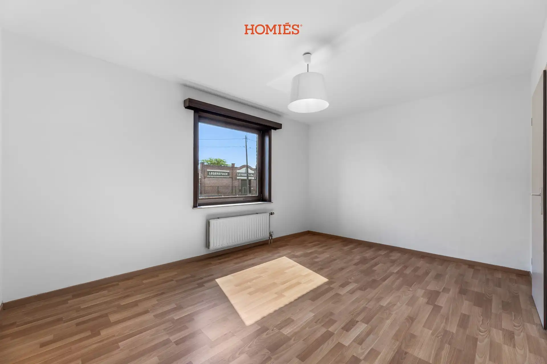 Instapklaar en vernieuwd 2-slaapkamerappartement met garage foto 11