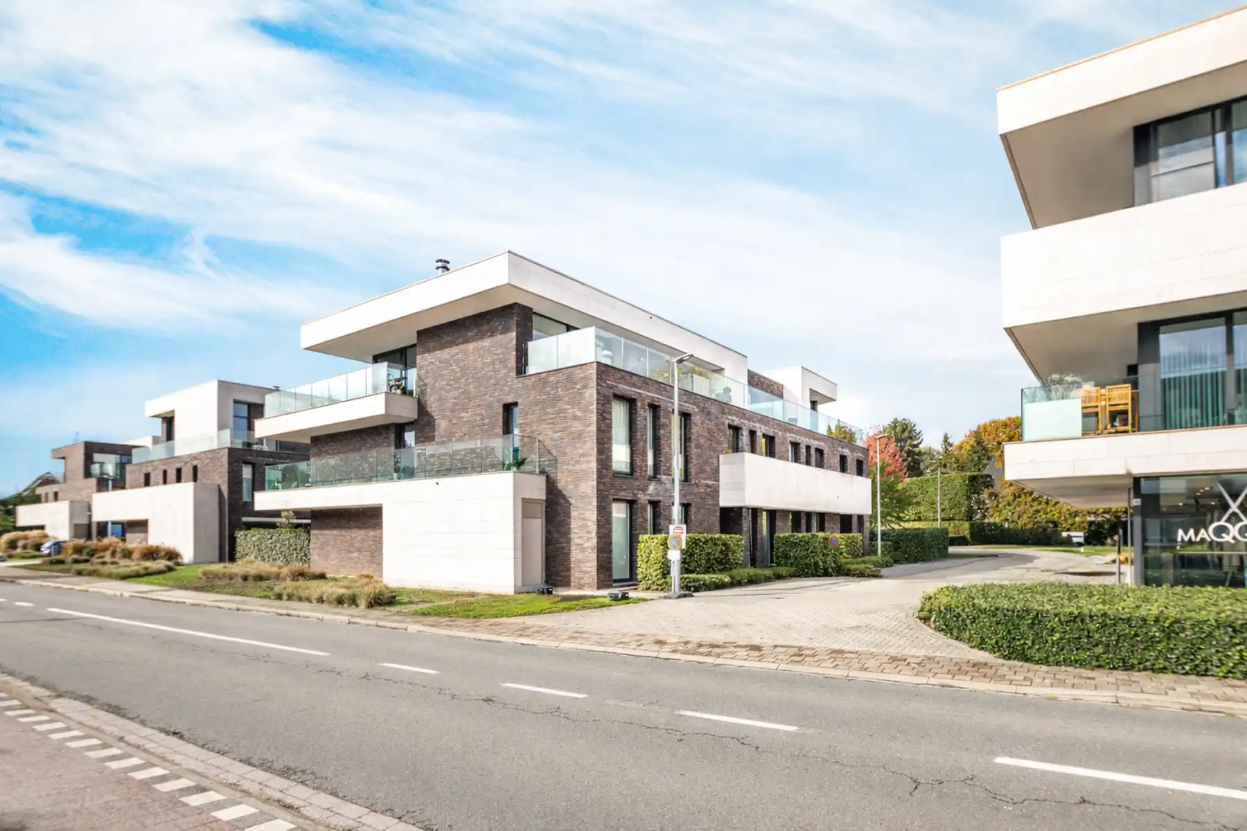 Lichtrijk gelijkvloers appartement met terras en tuinzicht foto {{pictureIndex}}