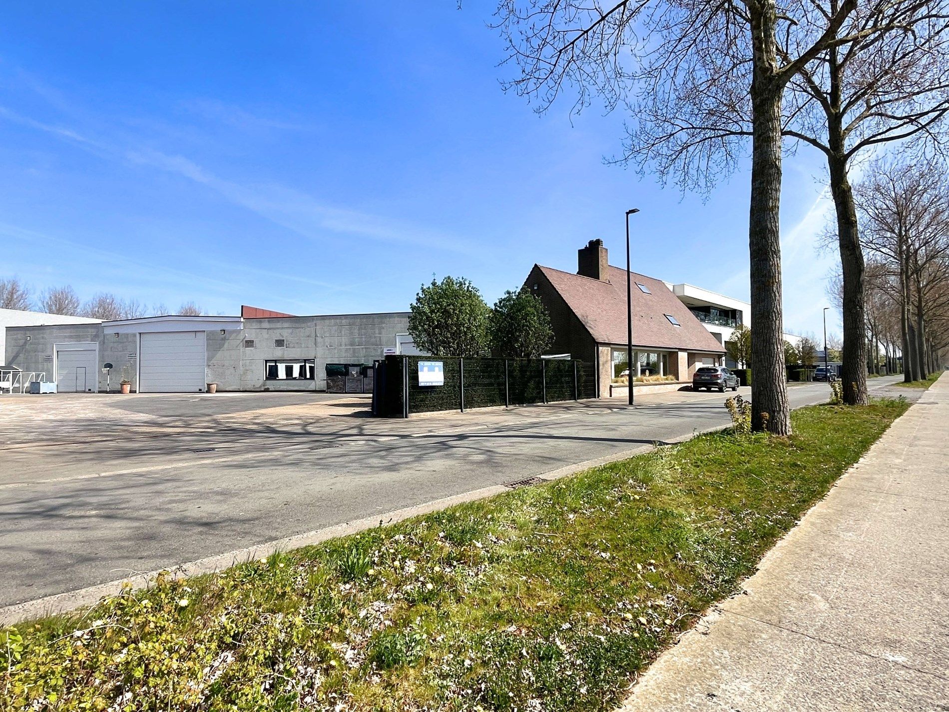 Gebruiksklare loods/atelier in het industriepark van Knokke foto 2