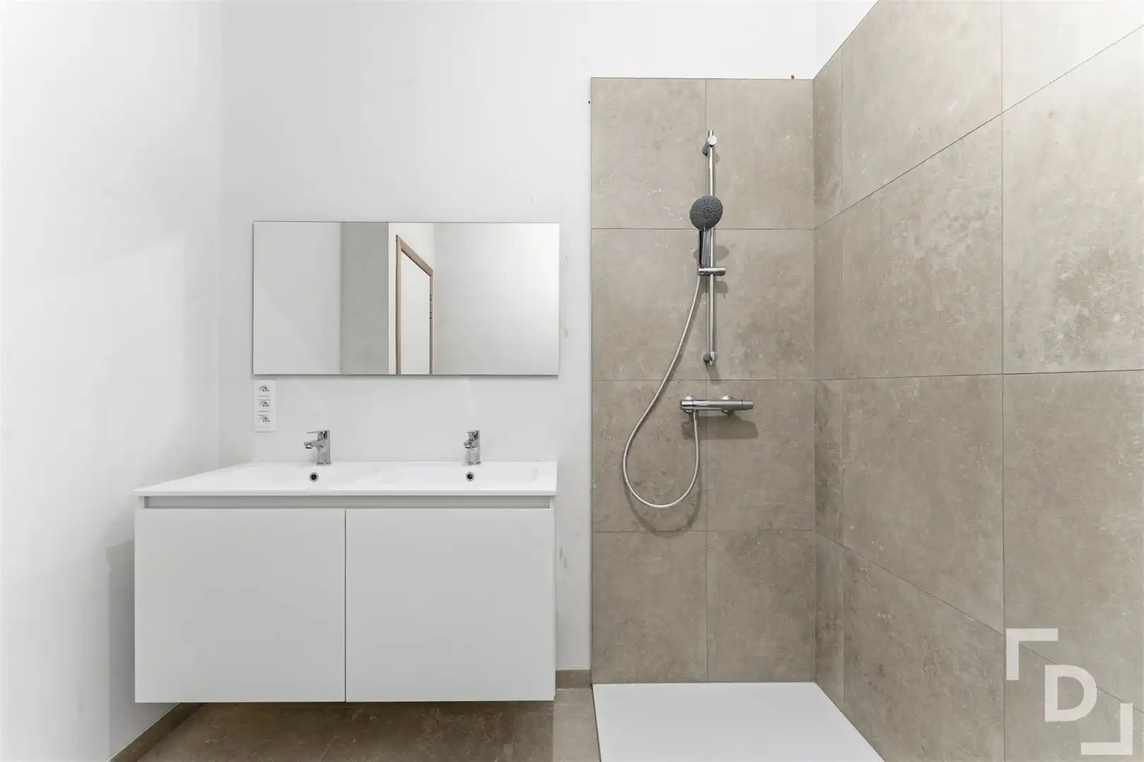 Instapklare nieuwbouwappartement te koop op toplocatie in centrum Ieper. foto 23