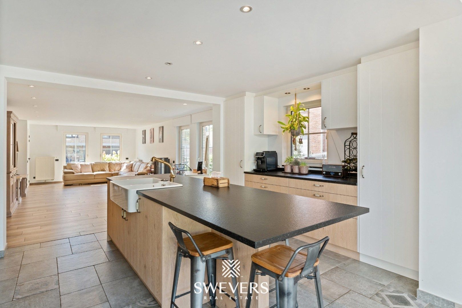 Ruime open bebouwing met nieuwe keuken en veranda foto 10