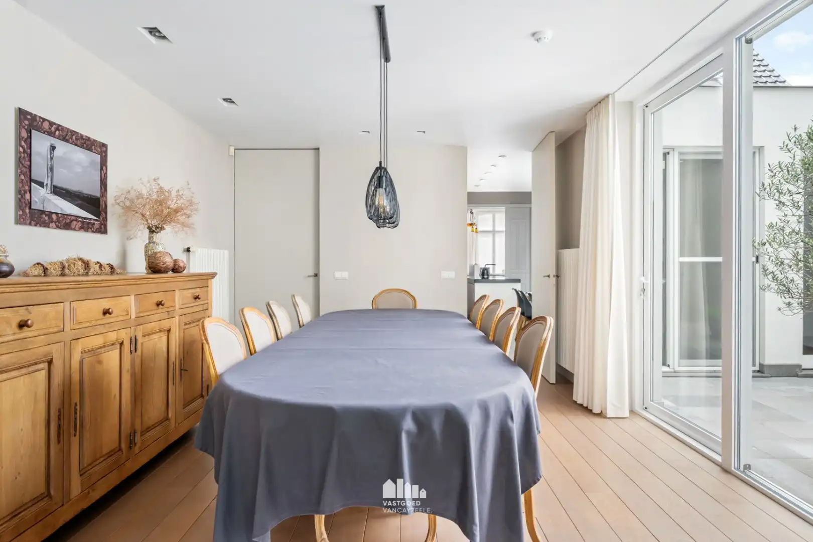 Exclusief en karaktervol herenhuis met 6 slaapkamers, inpandige garage en zonnige stadstuin in hartje Ieper foto 9