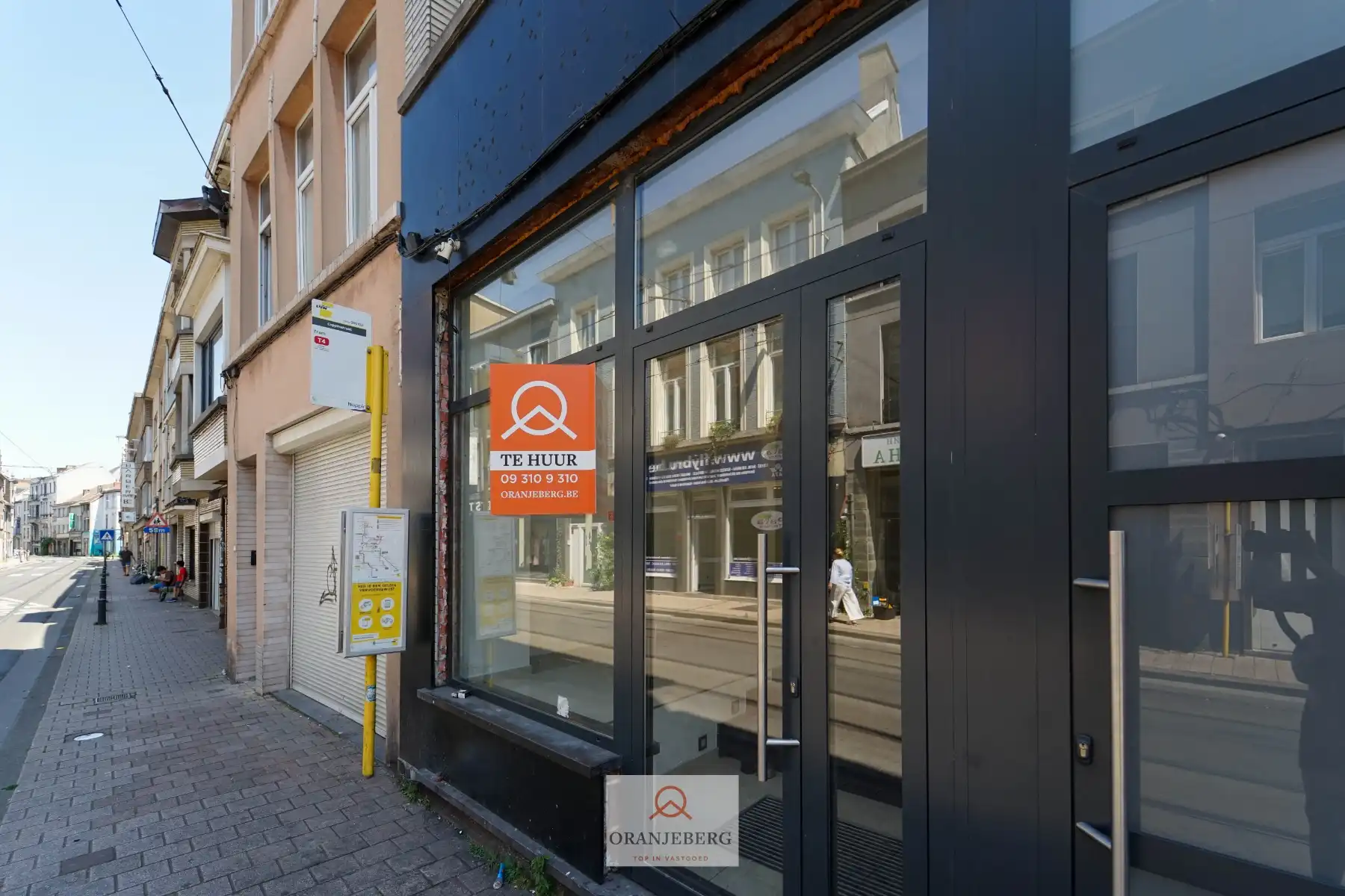 Recent volledig gerenoveerd handelspand (+-280m²) in Sleepstraat TE HUUR met een moderne uitstraling. foto {{pictureIndex}}