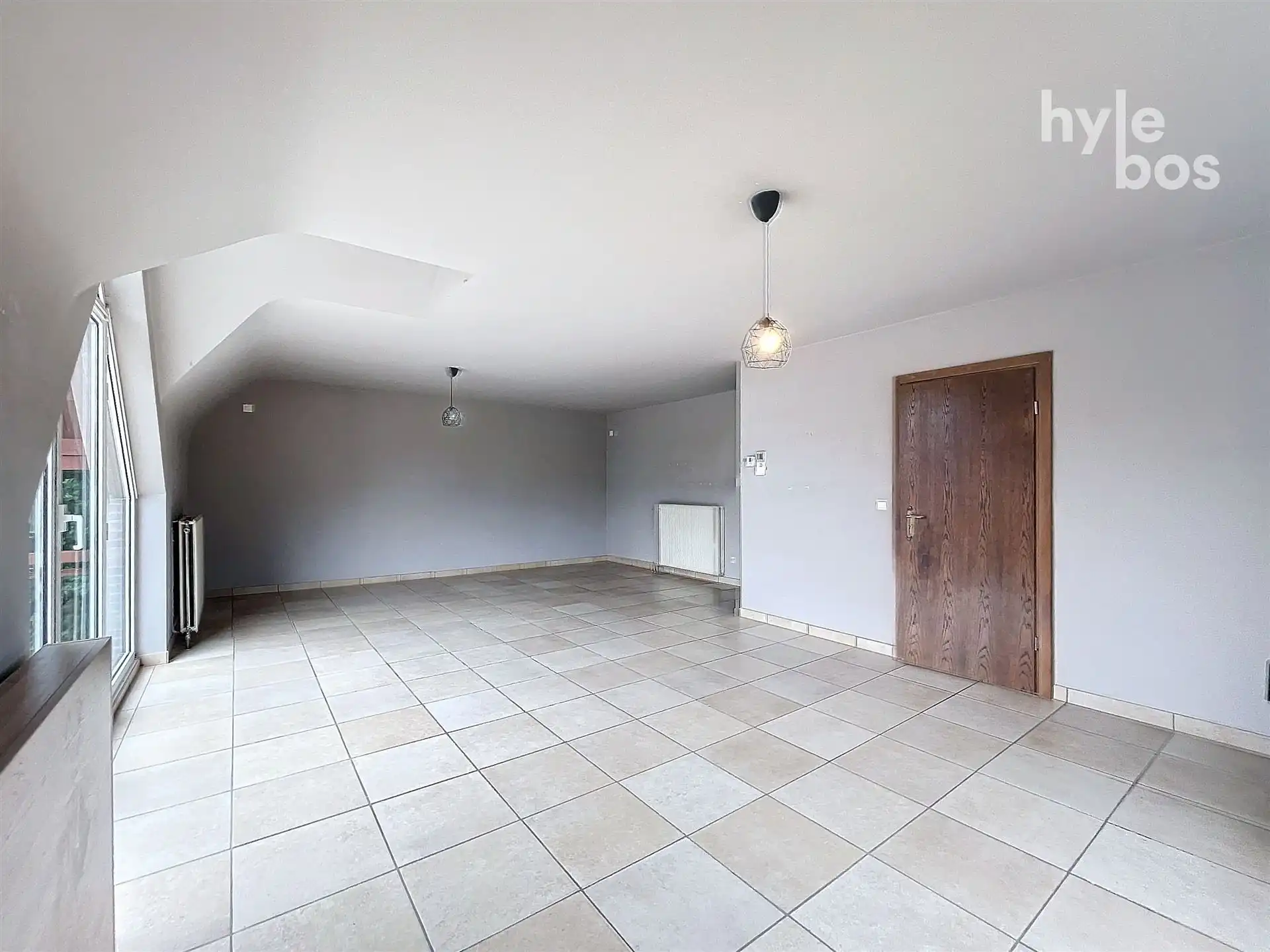 Ruim, instapklaar duplex appartement met garage foto 2