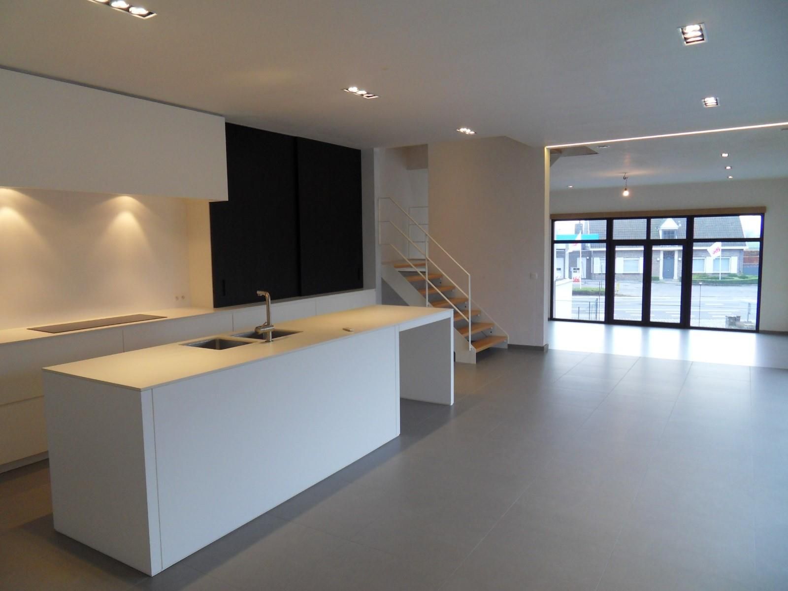Comfortabele  duplex met loftgevoel en groot zonneterras foto {{pictureIndex}}