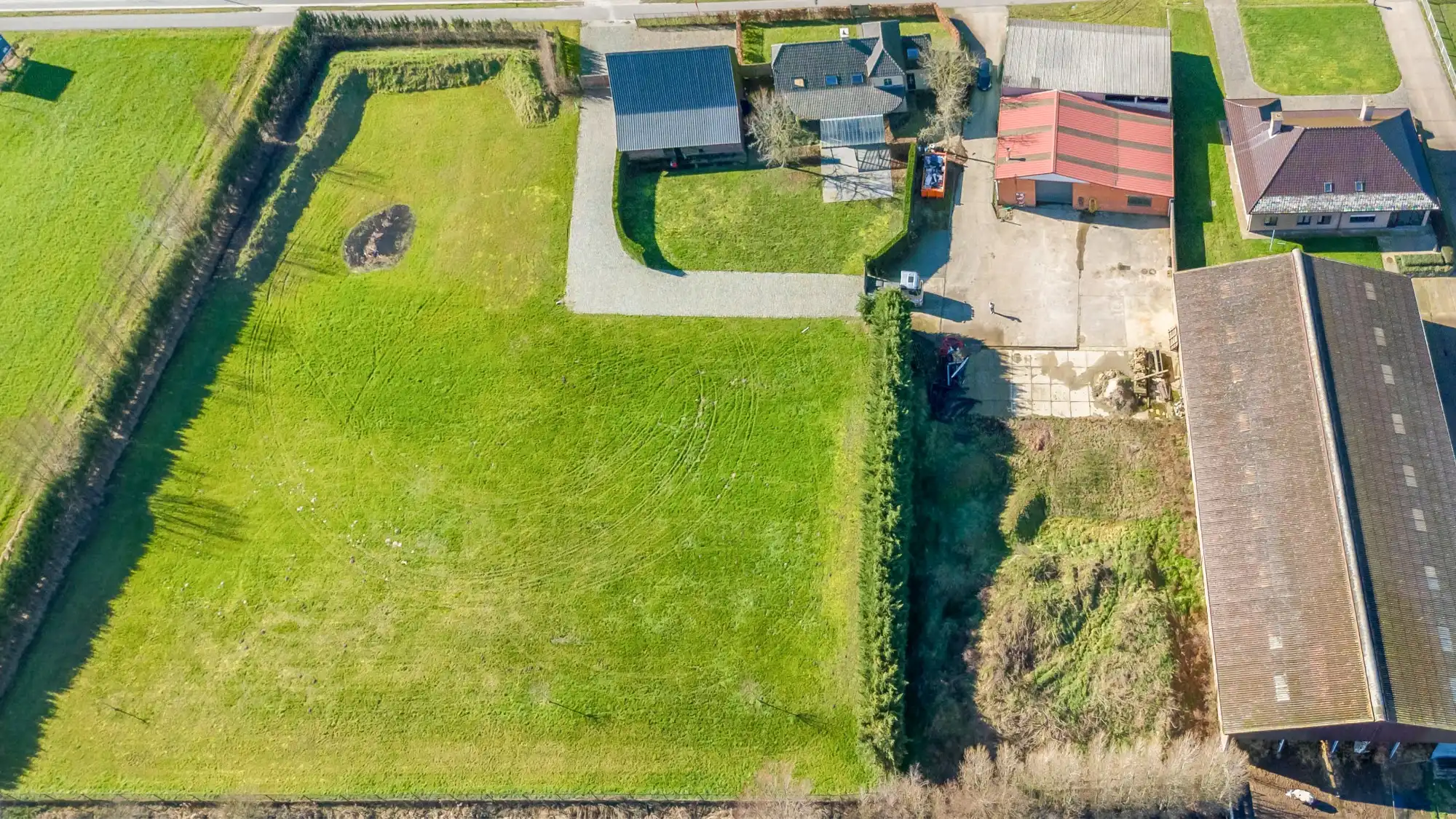 Open bebouwing met loods op uitzonderlijk perceel van +10.000 m² met adembenemend uitzicht foto {{pictureIndex}}