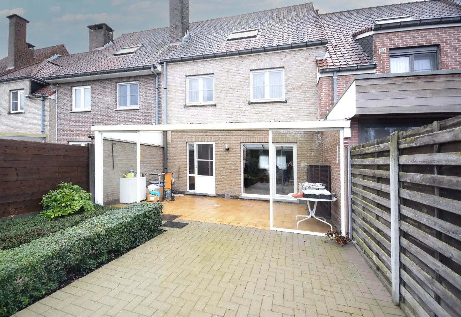 Charmante rijwoning met dubbele garage en ruime tuin in het centrum van Rumbeke foto 3