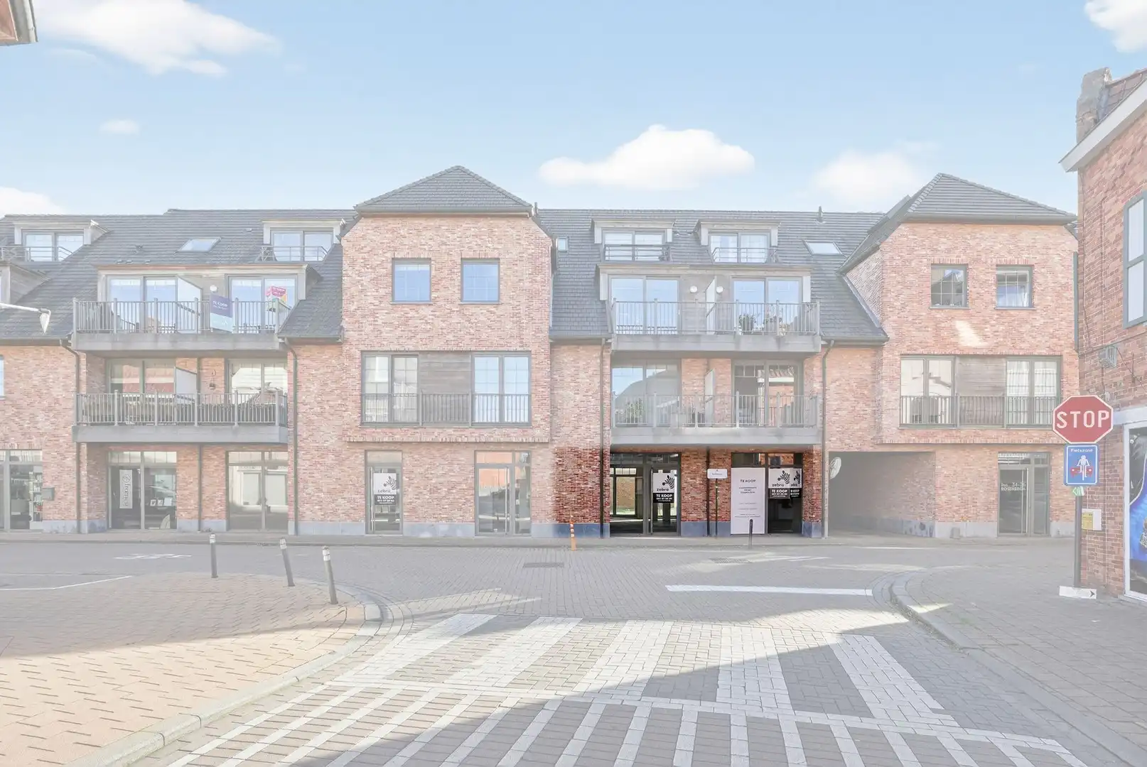 Casco handelsruimte met garage in het centrum van Oostrozebeke! foto 3