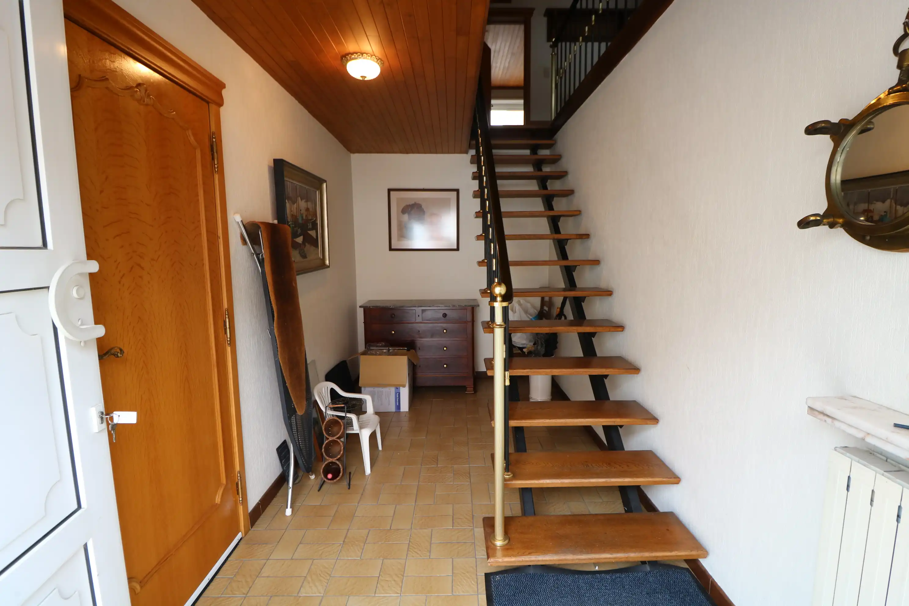  Zeer ruime woning met 5 slaapkamers, garages (8 wagens) en werkplaats. foto 7