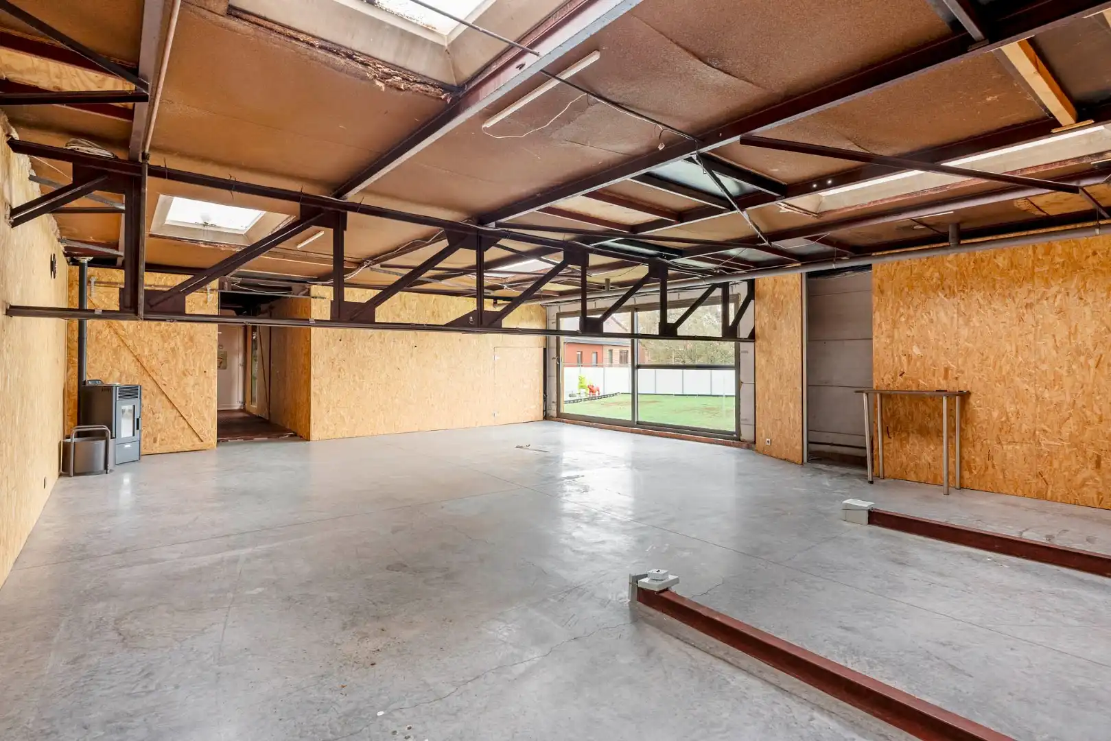 Bedrijfsgebouw met kantoren, magazijnen en woonst - groot 2580 m² foto 29