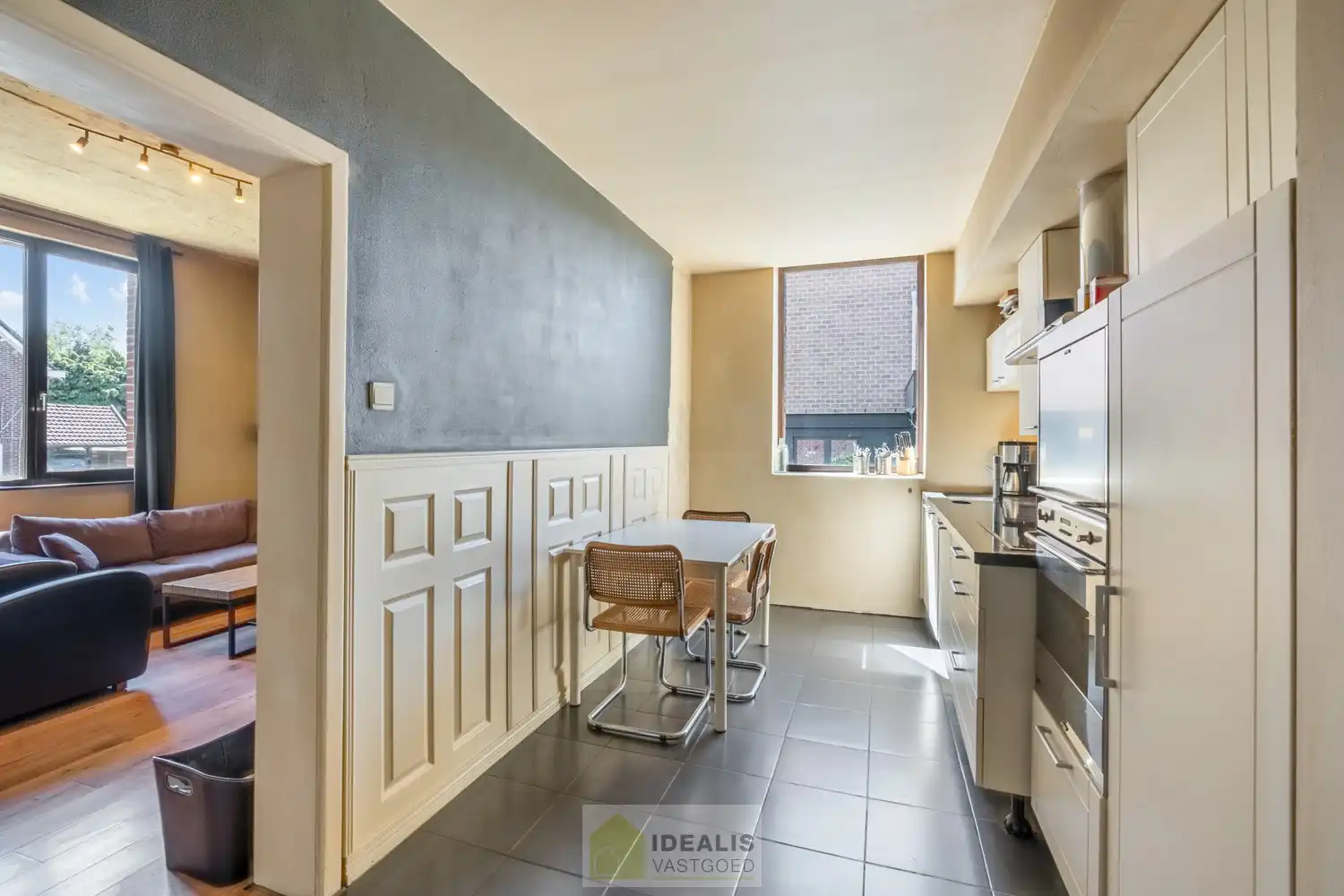 OP TE FRISSEN GEZINSWONING MET LICHTRIJKE LEEFRUIMTE EN AANSLUITEND RUIME KEUKEN, BERGING, BADKAMER VOORZIEN VAN DOUCHE EN BAD EN 3 SLAAPKAMERS OP EEN PERCEEL VAN 5A 37A - Deze woning omvat +-158m² bewoonbare oppervlakte verdeeld over een lichtrijke woonkamer met aansluitend een ruime keuken, berging, badkamer voorzien van douche en bad en 3 slaapkamers. De woning is gelegen op een aangenaam perceel van 5a 37ca vlakbij het centrum van Opitter (Bree), op fietsafstand van winkels, horeca en scholen,… Zeer geschikt voor kandidaten op zoek naar een op te frissen woning met karakter die ruimte en rust biedt doch dicht bij allerlei faciliteiten is gelegen. foto 9