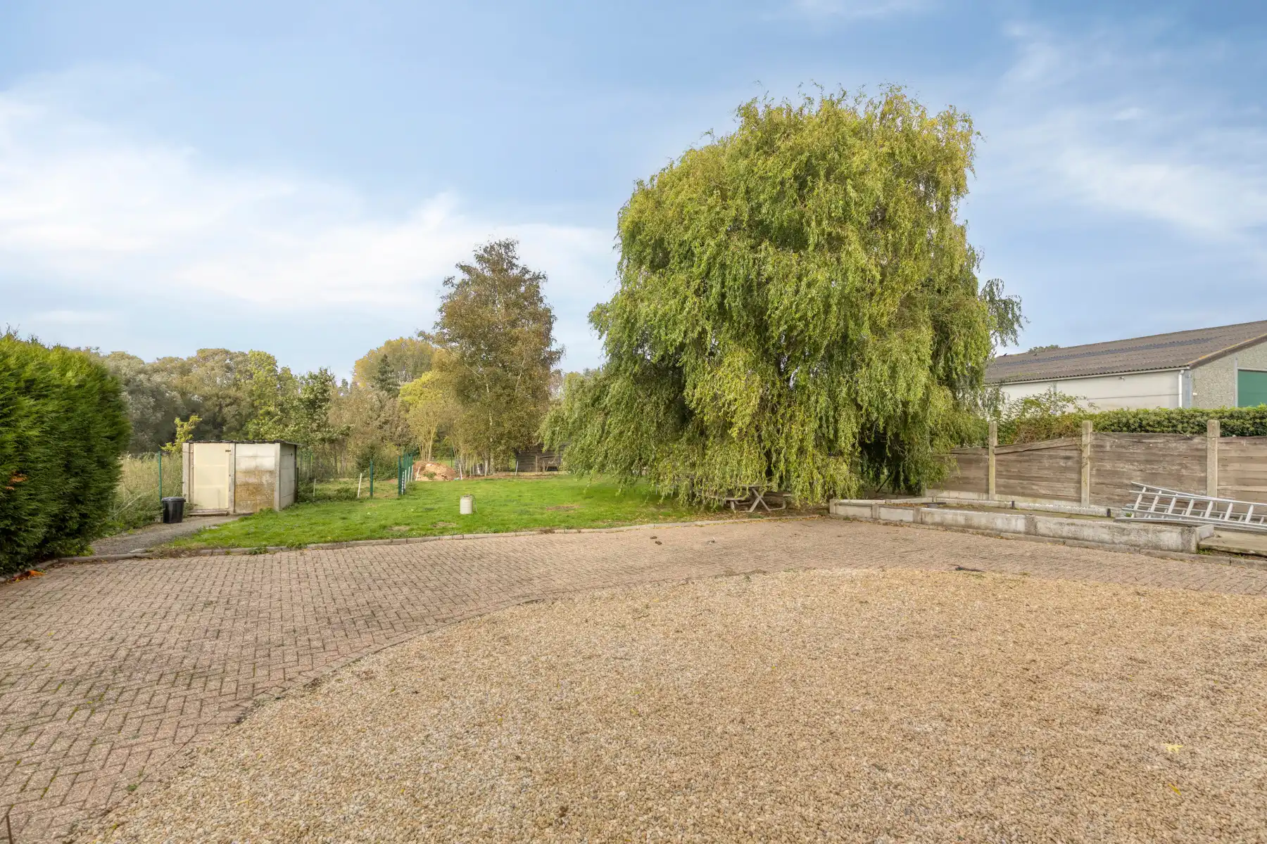 Ruime bungalow met 3 slaapkamers op ruim perceel in Outer foto 12