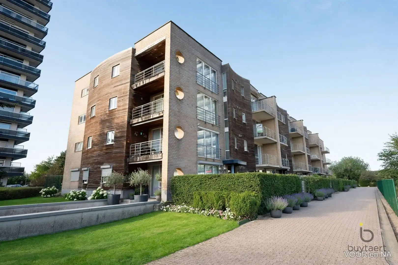 RUIM LICHTRIJK HOEKAPPARTEMENT MET GEZELLIG ZONNETERRAS EN ONDERGRONDSE AUTOSTAANPLAATS! foto {{pictureIndex}}