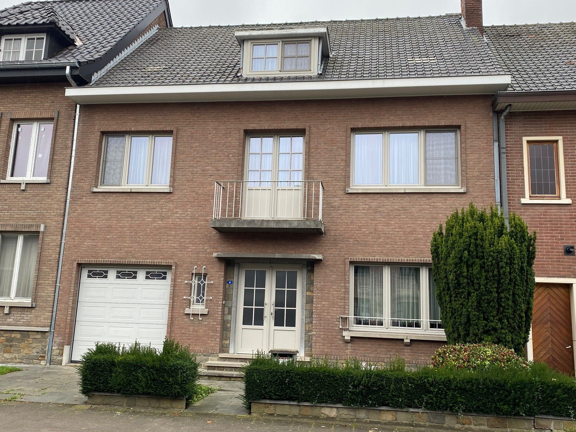 Ruime woning met tuin nabij centrum Bilzen foto {{pictureIndex}}