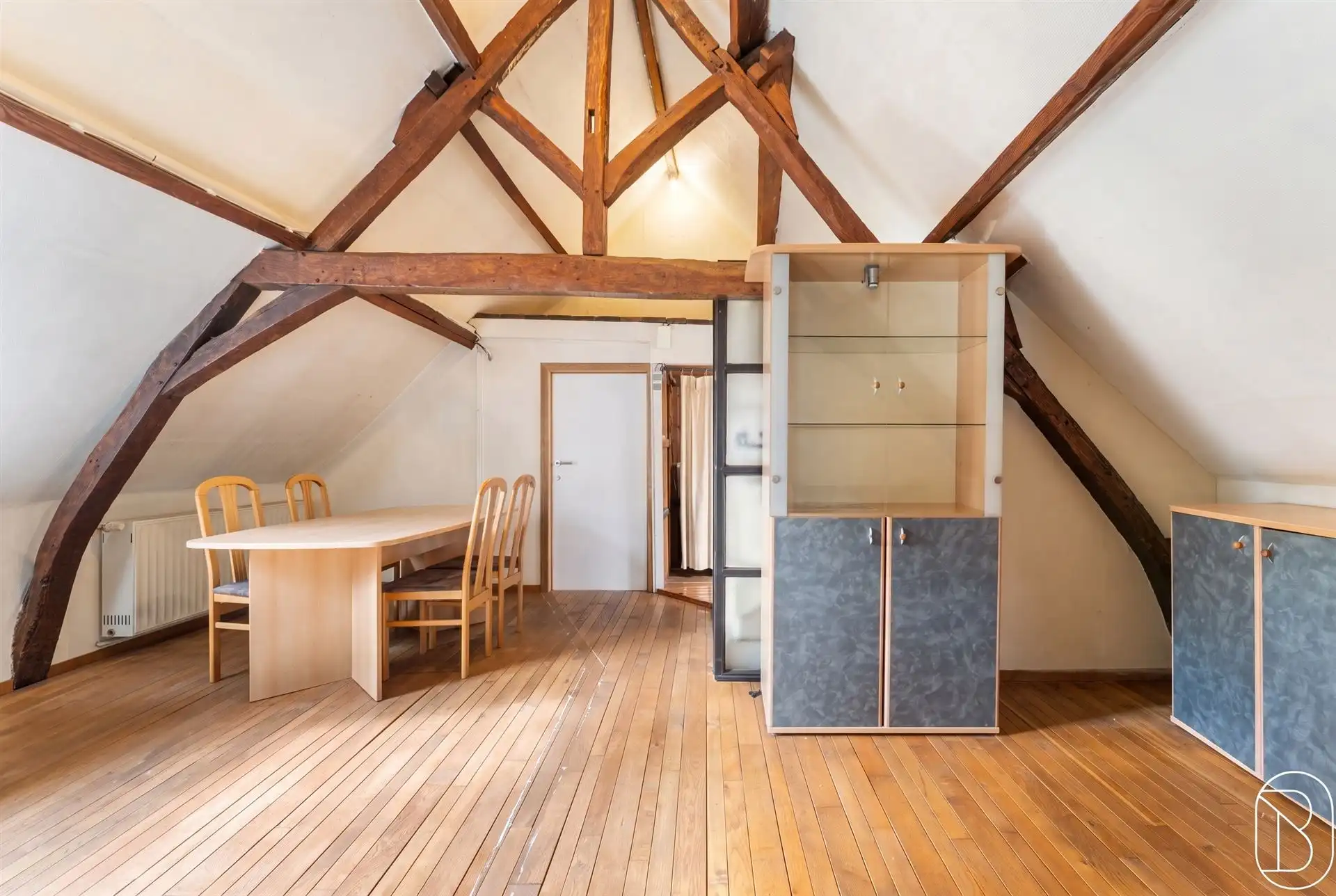 Goedgelegen charmante eigendom met veel potentieel! foto 17