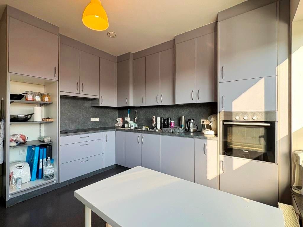 Duurzaam en sterk visueel gelegen gebouw met kantoren, een groot appartement en 3 standplaatsen. foto 18