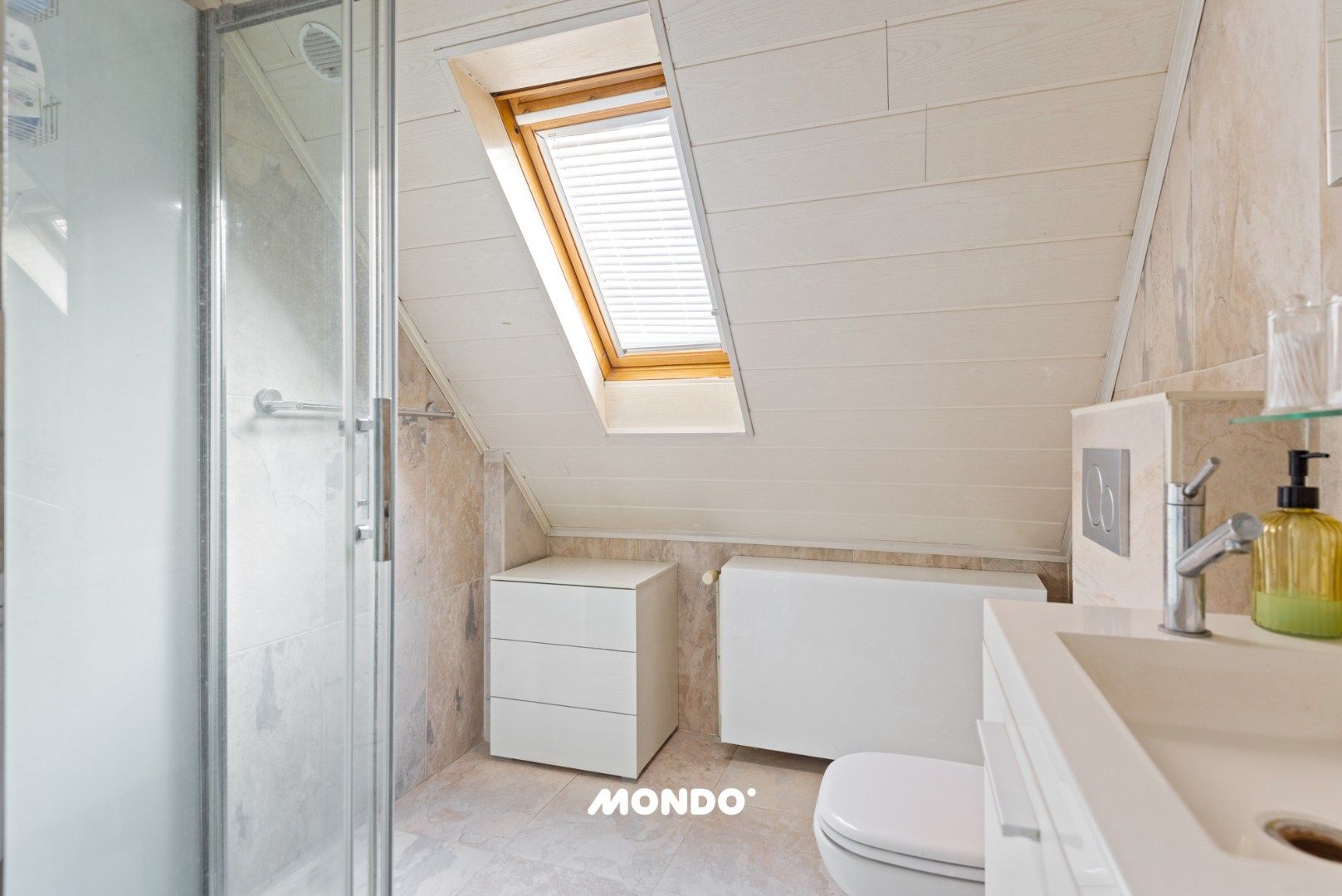 Ruime gezinswoning met 3 slaapkamers en lichtrijke aanbouw in een rustige doodlopende straat! foto 15