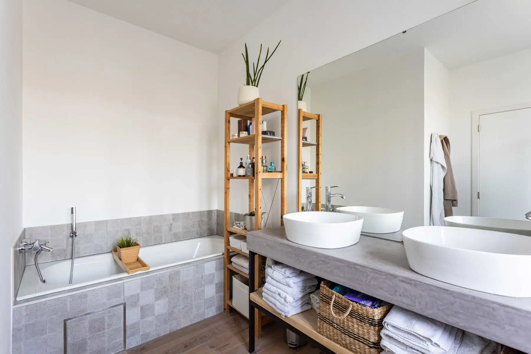 Instapklare totaal gerenoveerde woning in verkeersluwe straat! foto 17