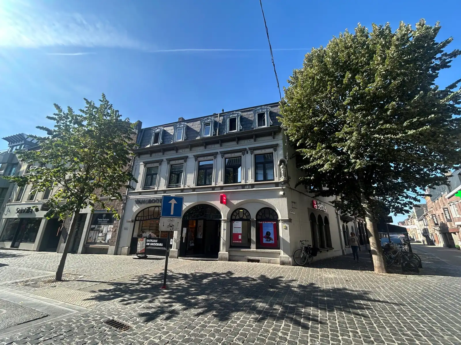 Hoofdfoto van de publicatie: Gebouw gemengd gebruik bestaande uit een handel (Bank) en appartementen