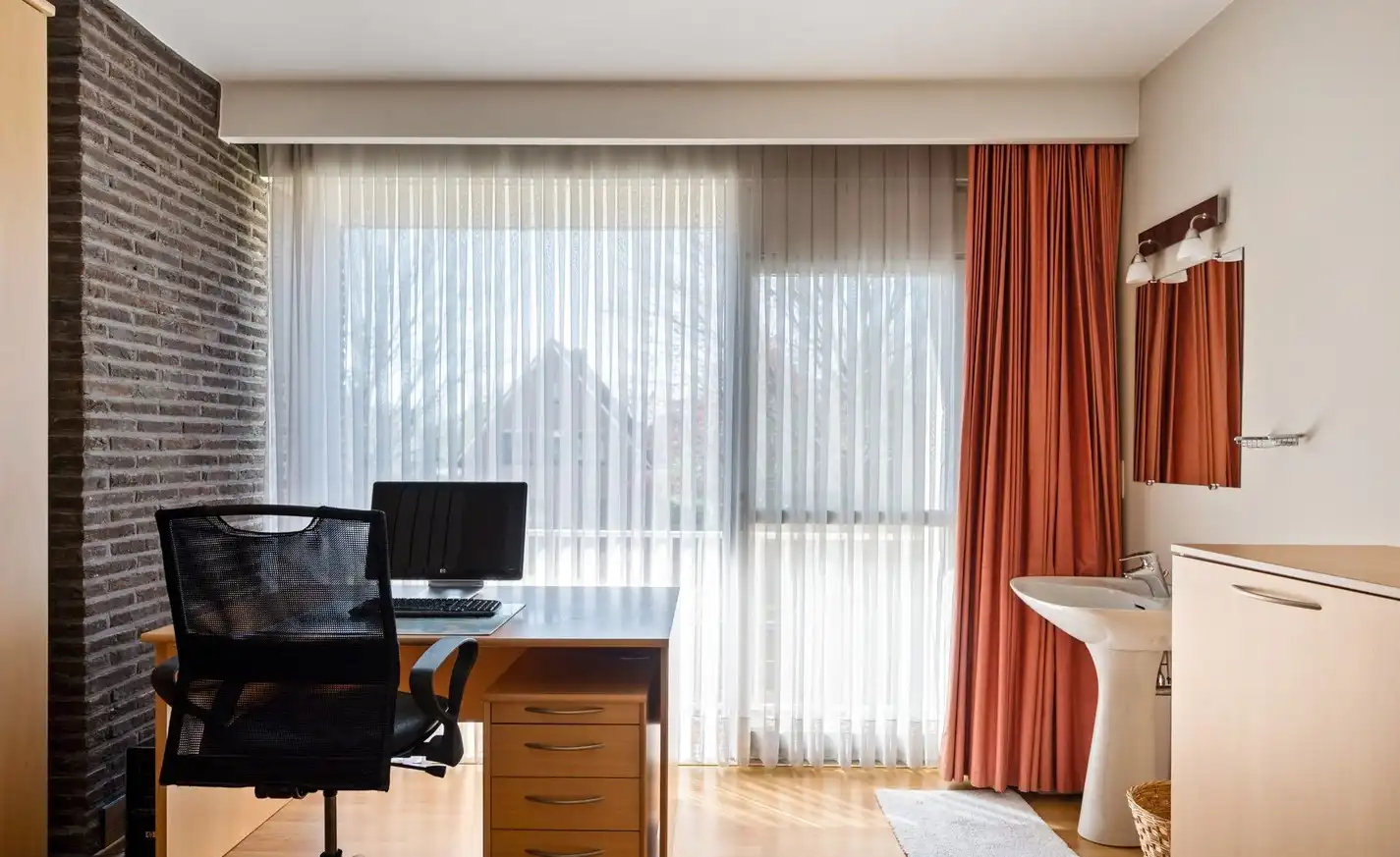 IN OPTIE !! Lichtrijke en instapklare HOB met ruimte om verder te groeien? Ontdek deze oerdegelijke lichtrijke woning tussen Vriesdonk en het centrum van Brasschaat ! foto 9