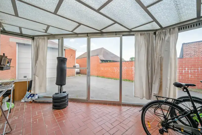 Hooglede- Opbrengsteigendom van 3 verhuurde sterk gebouwde woningen met 3 slaapkamers in het centrum van Hooglede gelgen. Deels al vernieuwd. Potentieel met tuinen en parking. foto 13