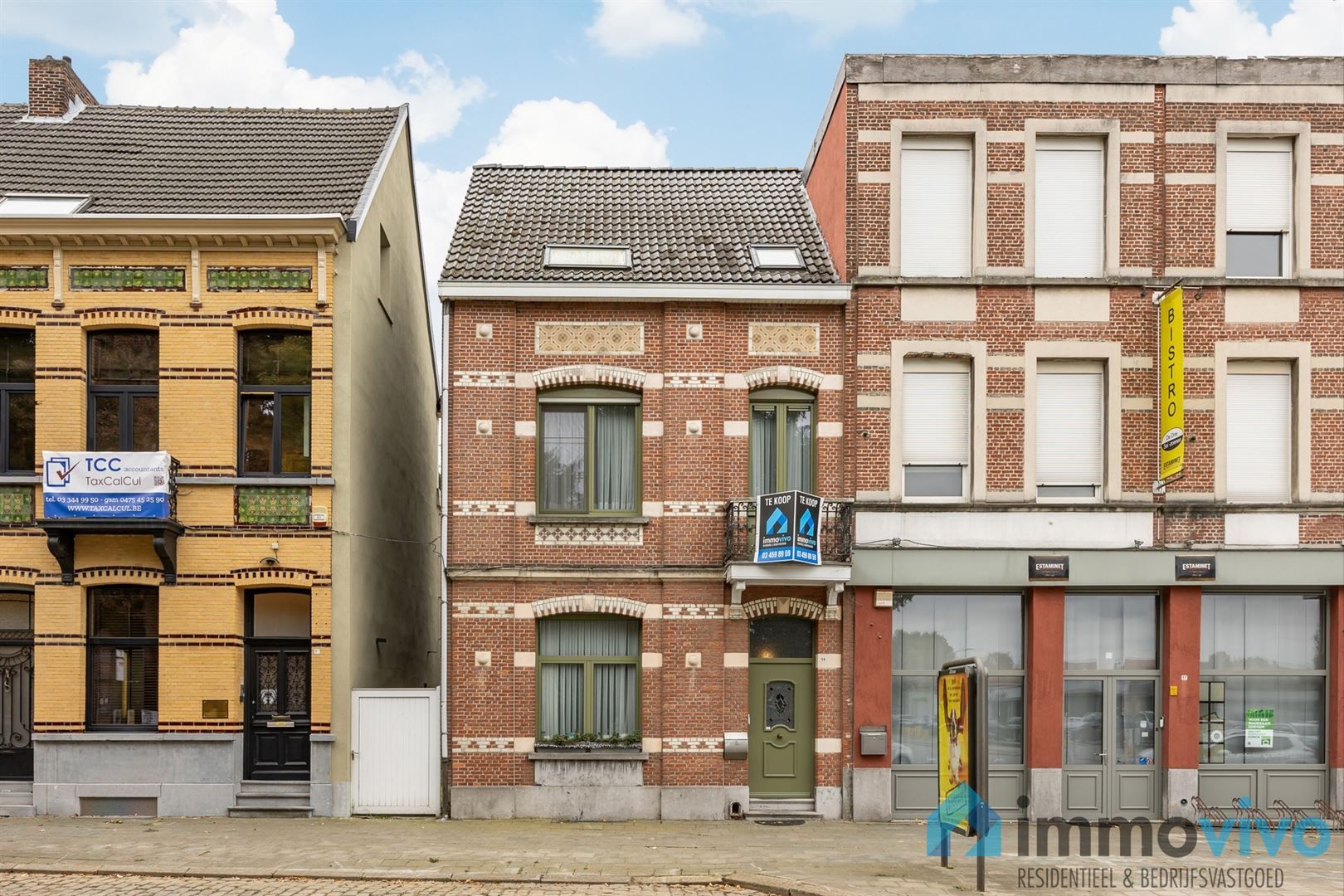 Ruime statige praktijkwoning met 5 slaapkamers in hart van Edegem foto {{pictureIndex}}
