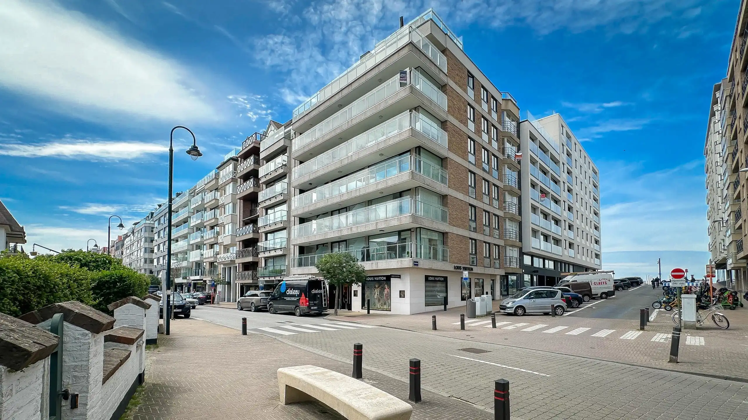 Zonnig appartement met zuidgericht terras op de Kustlaan foto {{pictureIndex}}