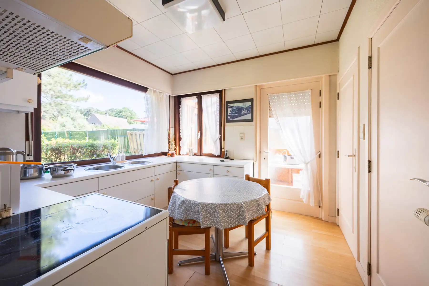 Bungalow op toplocatie met grote loods foto 9