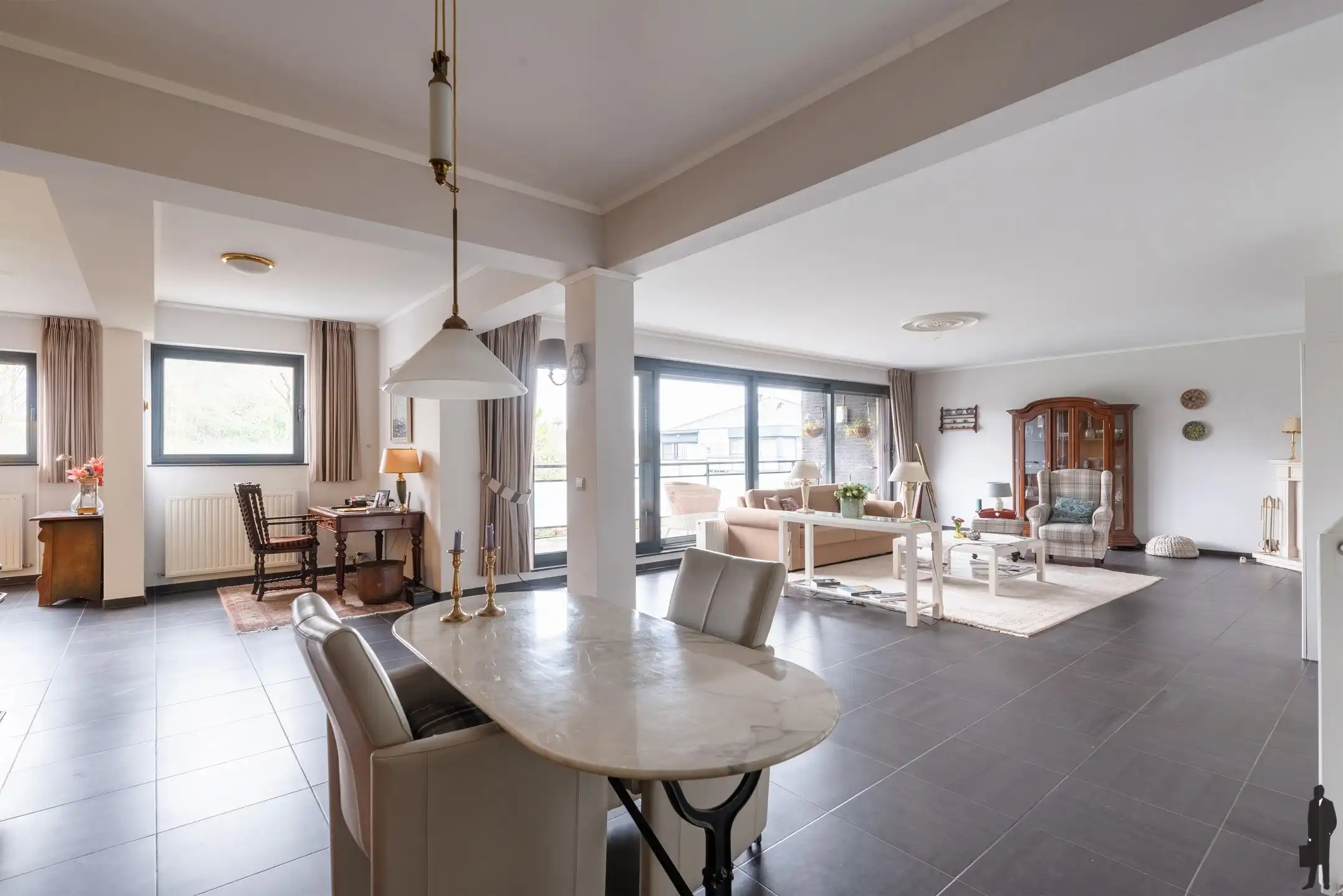 Ontdek dit uitzonderlijk ruime en goed gelegen appartement in het hart van Hoogstraten. Met een royale woonruimte van maar liefst 80 m² foto 4