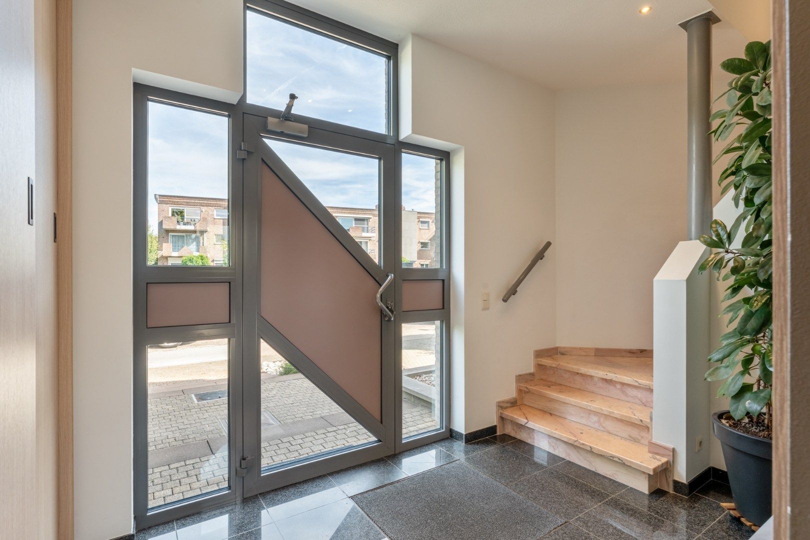 Zeer ruime, goed afgewerkte woning met diverse mogelijkheden nabij het centrum van Maaseik! foto 3