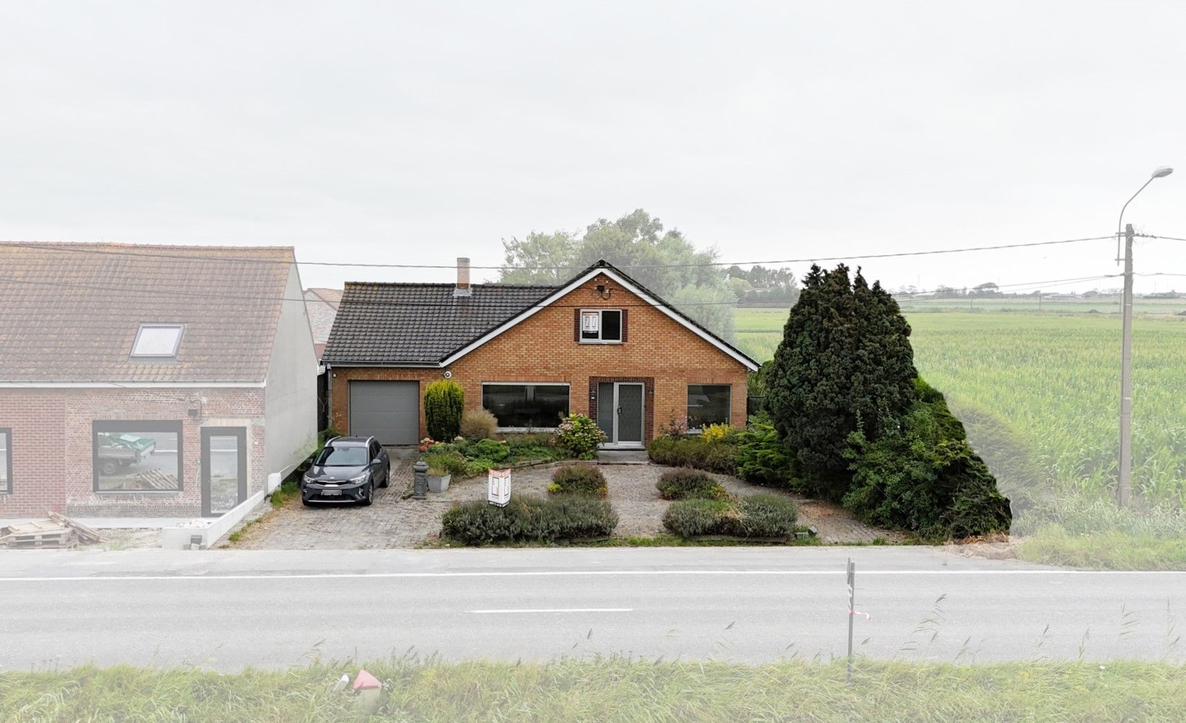 Hoofdfoto van de publicatie: Alleenstaande villa-bungalow met garage, terras en tuin op 795 m²