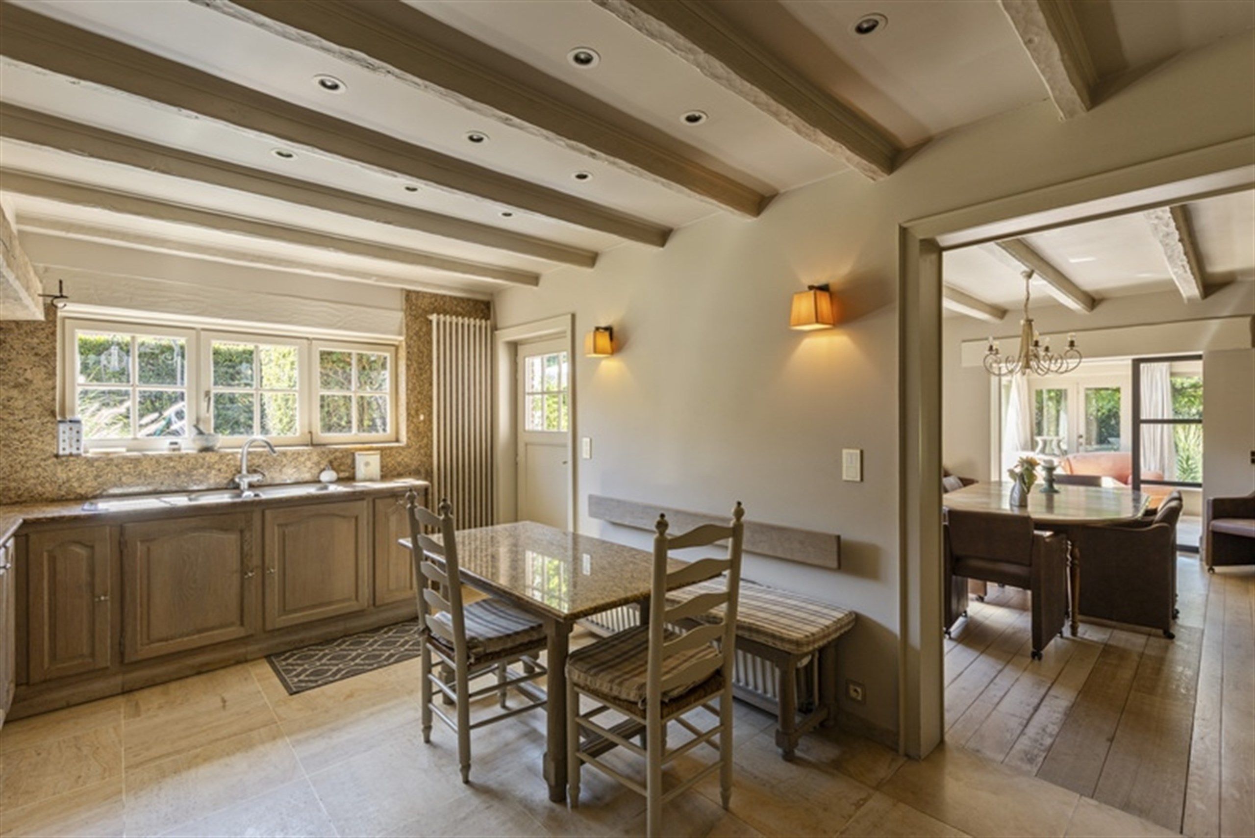 Elegante villa op toplocatie met dubbele garage foto 10