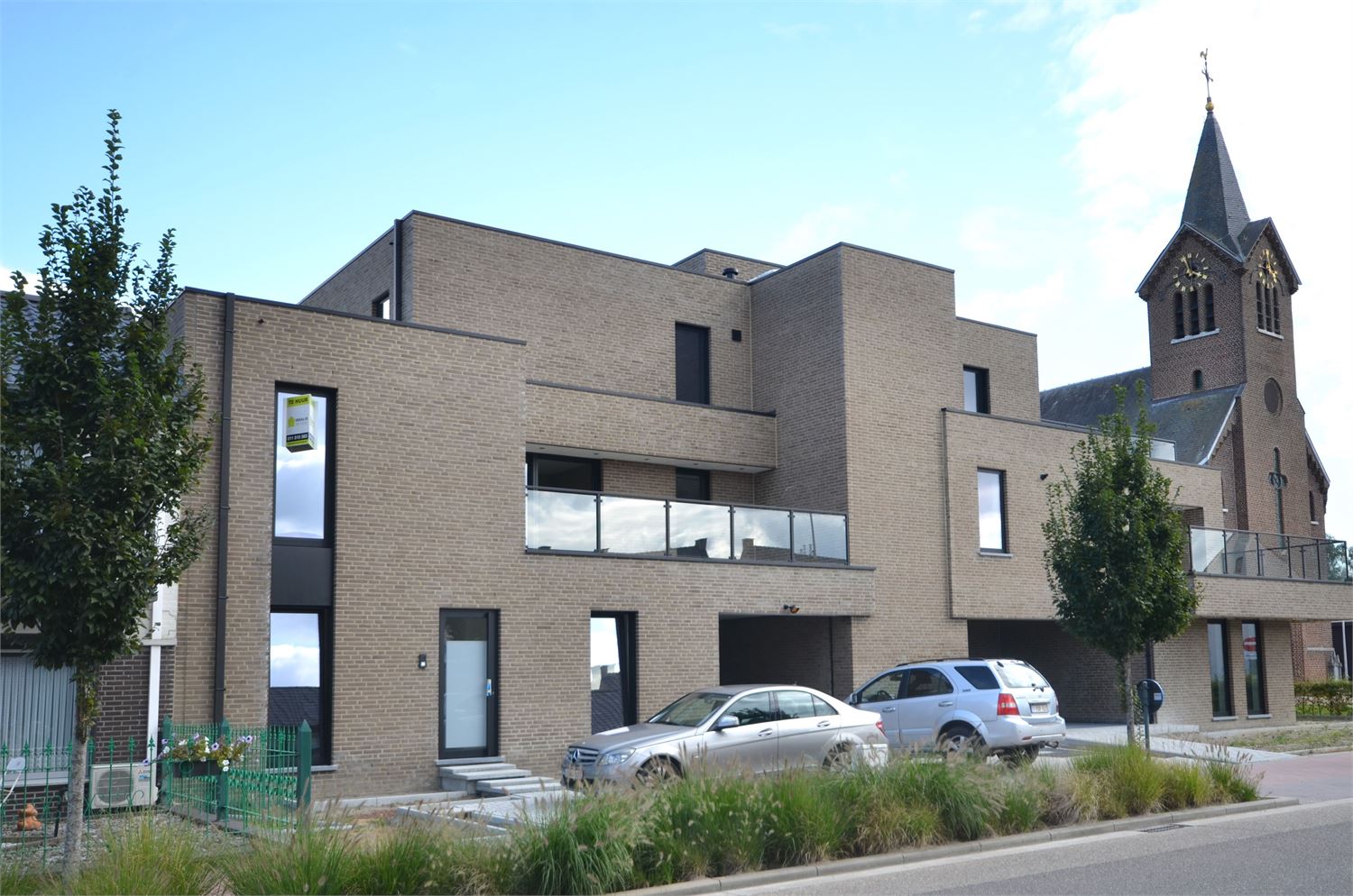 IDEALIS VASTGOED – ZEER RUIM NIEUWBOUWAPPARTEMENT, MET PRACHTIG GROEN VERGEZICHT, VOORZIEN VAN RIANTE WOONRUIMTES, 2 RUIME SLAAPKAMERS, VOLLEDIG INGERICHTE KEUKEN  VOORZIEN VAN ALLE APPARATUUR MET AANSLUITENDE BERGING, LUXE BADKAMER, ZEER RUIME KELDERBERGING EN EEN ONDERGRONDSE AUTOSTANDPLAATS. foto 3