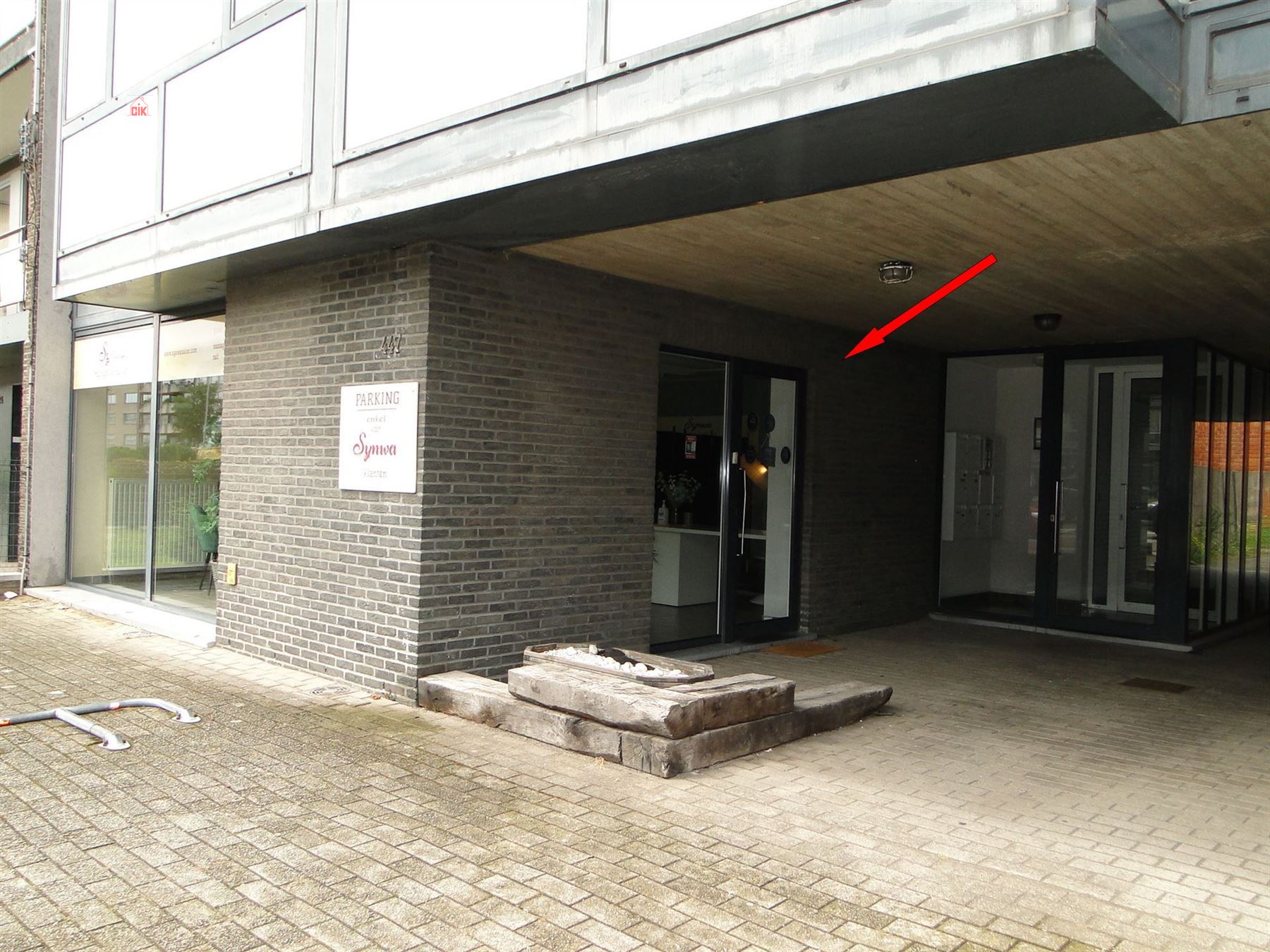 Handelsgelijkvloers met 3 bovengrondse autostaanplaatsen gelegen vooraan het gebouw foto 12