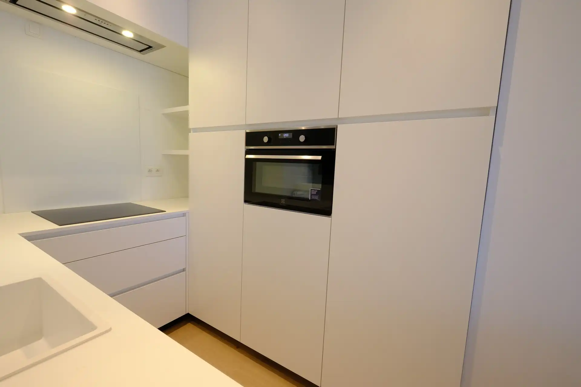 Gerenoveerde gemeubelde studio in centrum Hasselt met autostaanplaats foto 20