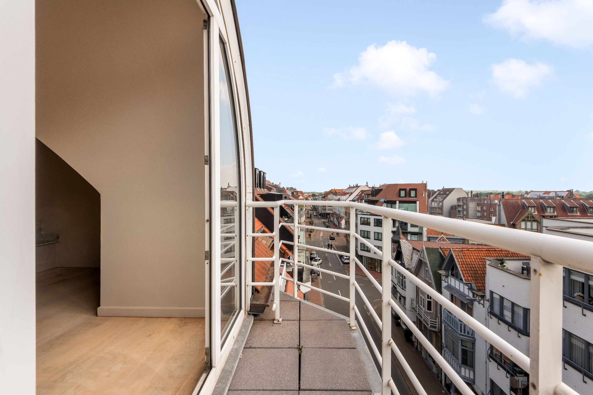 Aangenaam duplexappartement in een kleine residentie centraal gelegen vlakbij de winkels van de Lippenslaan. foto {{pictureIndex}}